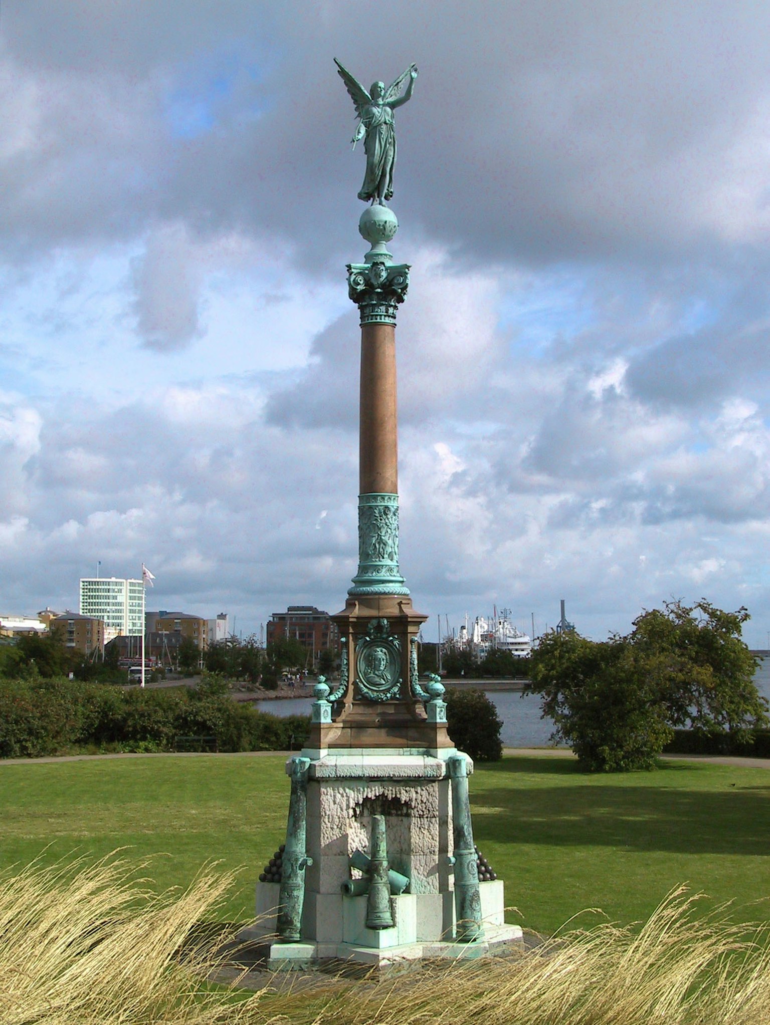 Monumento in un parco con una statua d'angelo in cima a una colonna alta