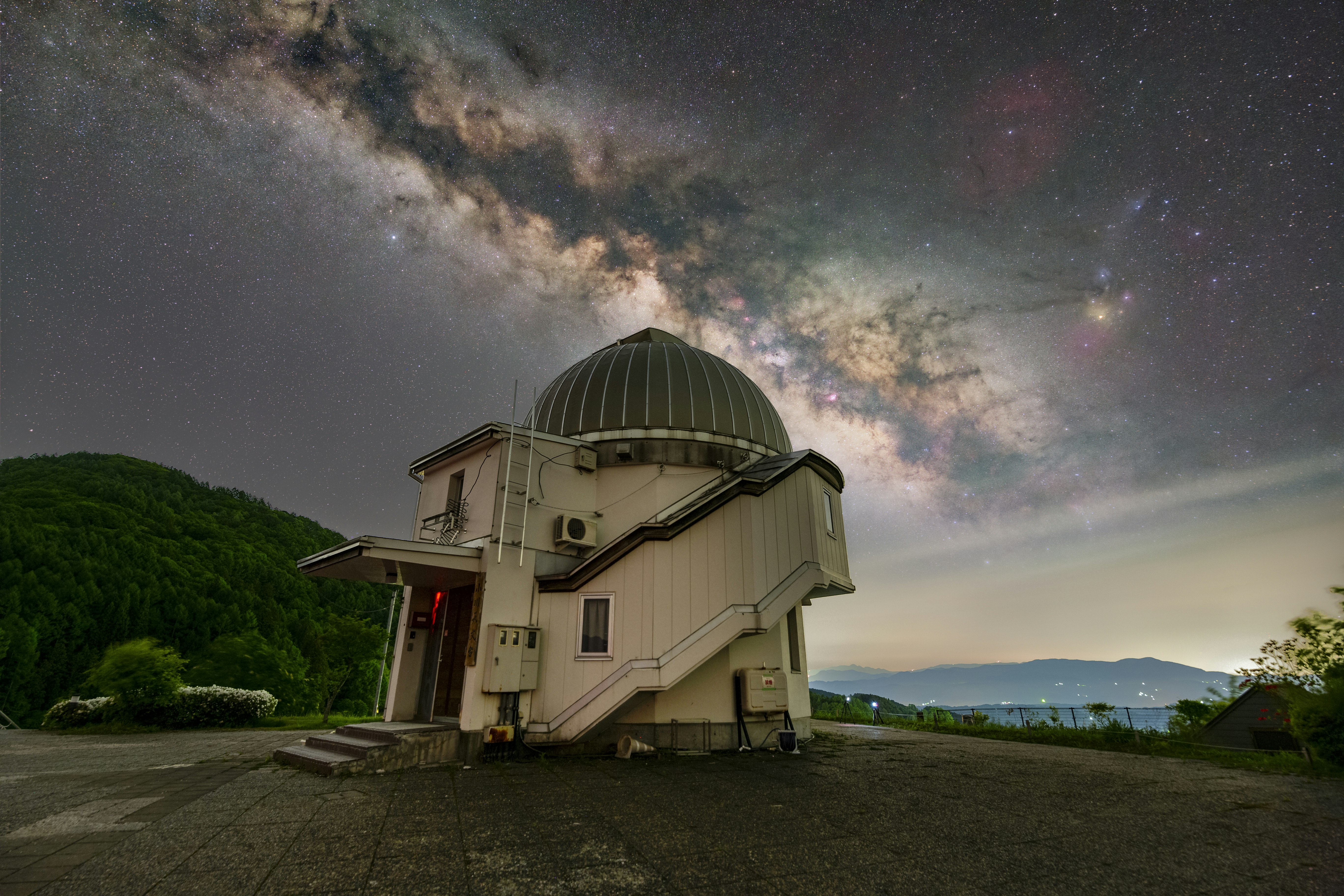 星空下的天文台圓頂夜景