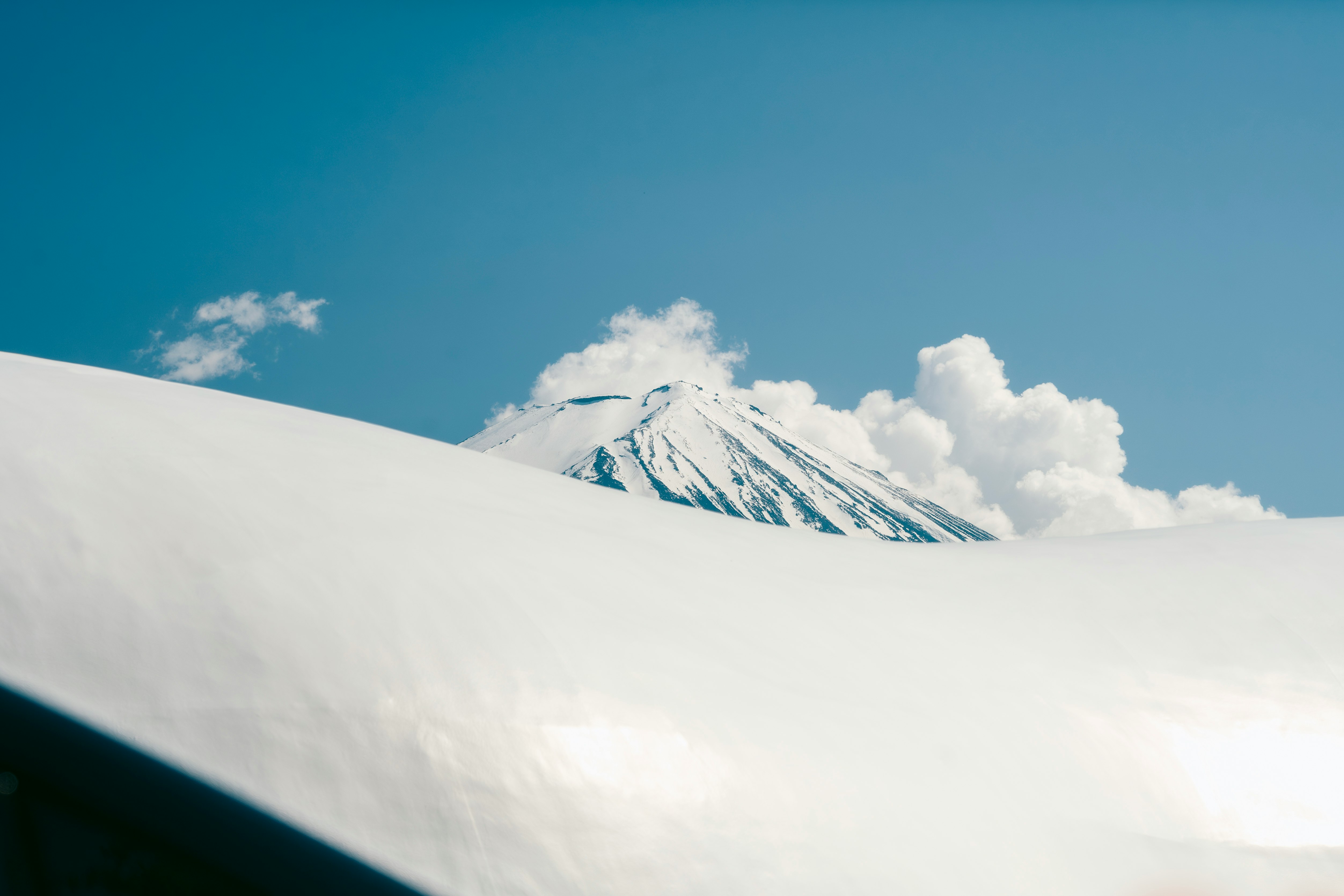 車窗外的雪山景色
