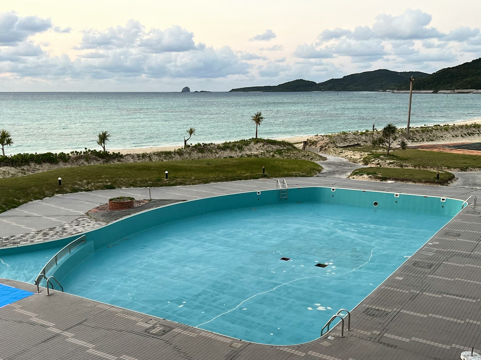 Vue de la station avec une piscine et l'océan