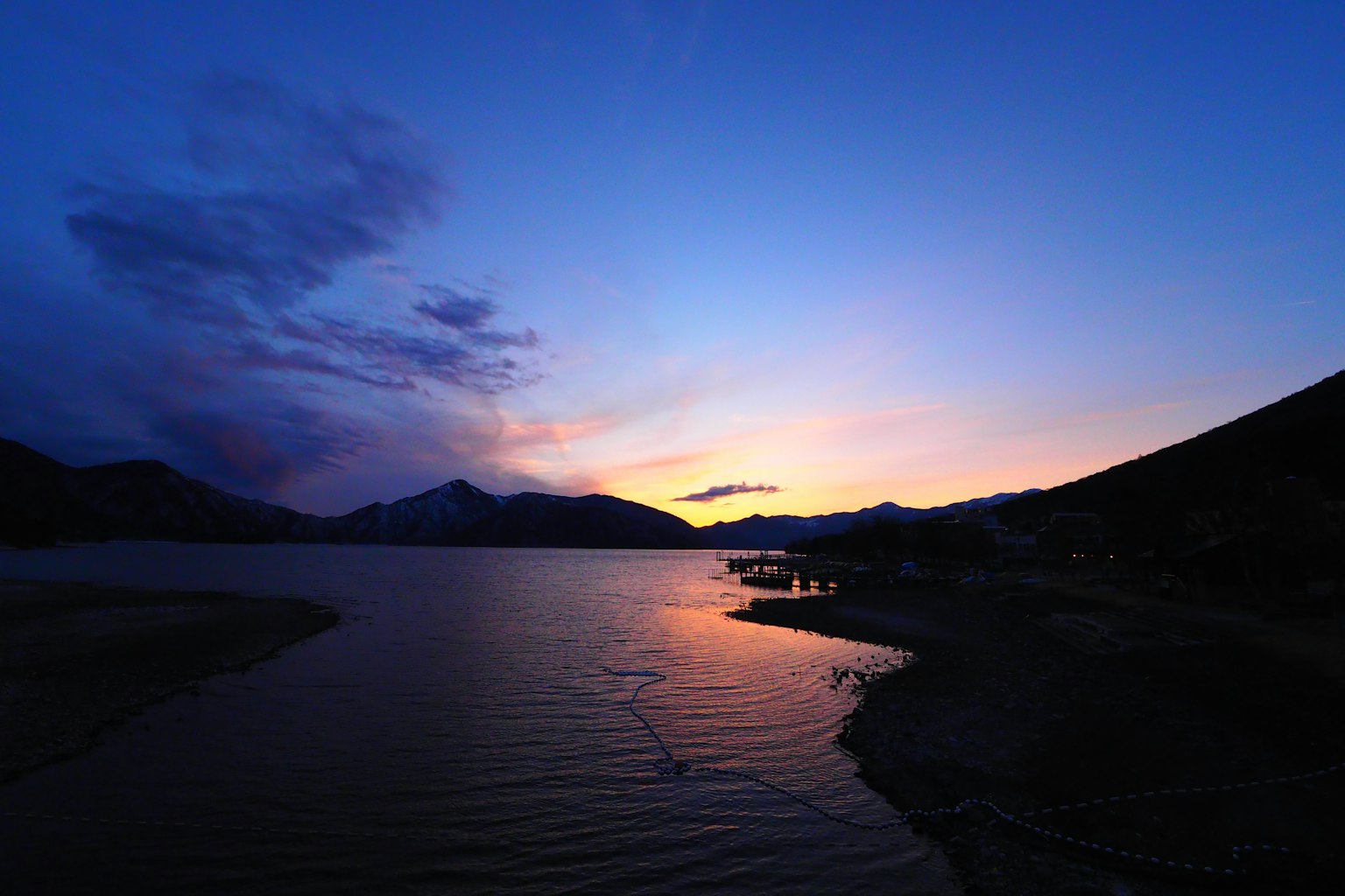 Hermoso atardecer reflejándose en el lago