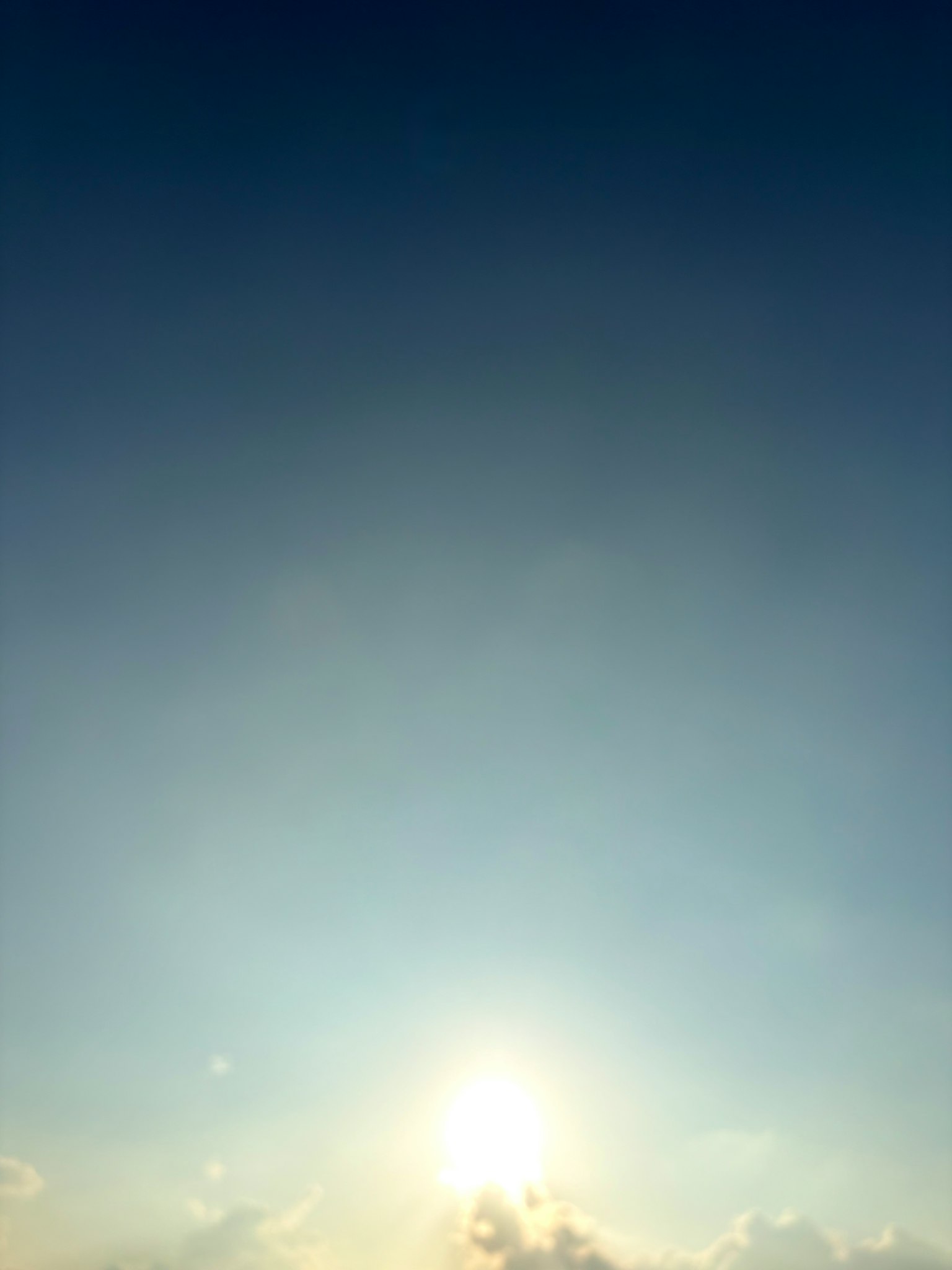 Luz del sol brillando a través de un cielo azul claro