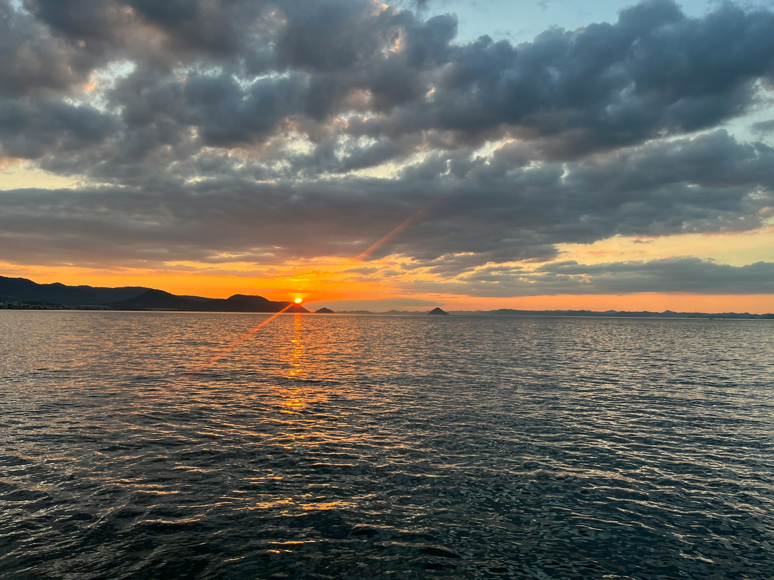Coucher de soleil sur l'océan avec un ciel nuageux