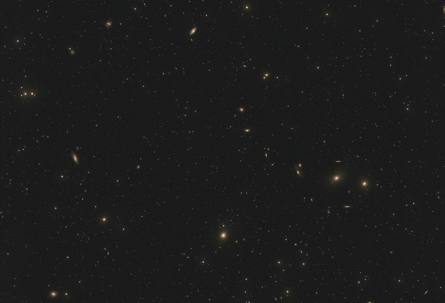 Un bellissimo cielo notturno pieno di stelle e galassie sparse