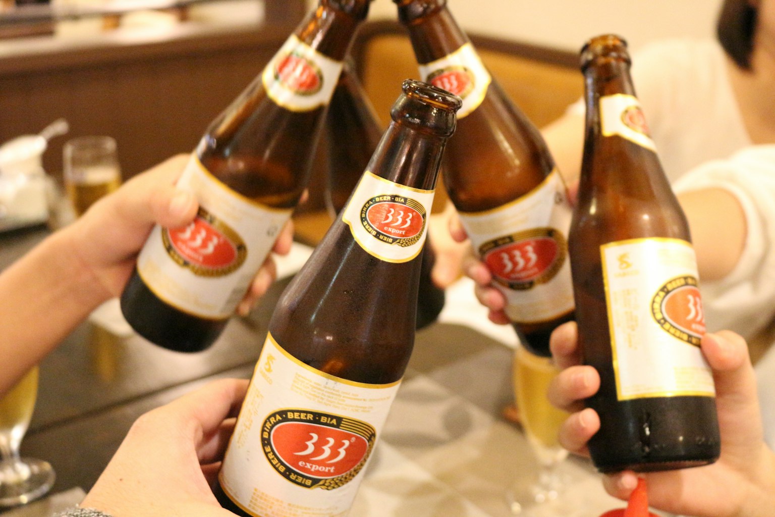 Freunde stoßen mit Bierflaschen an