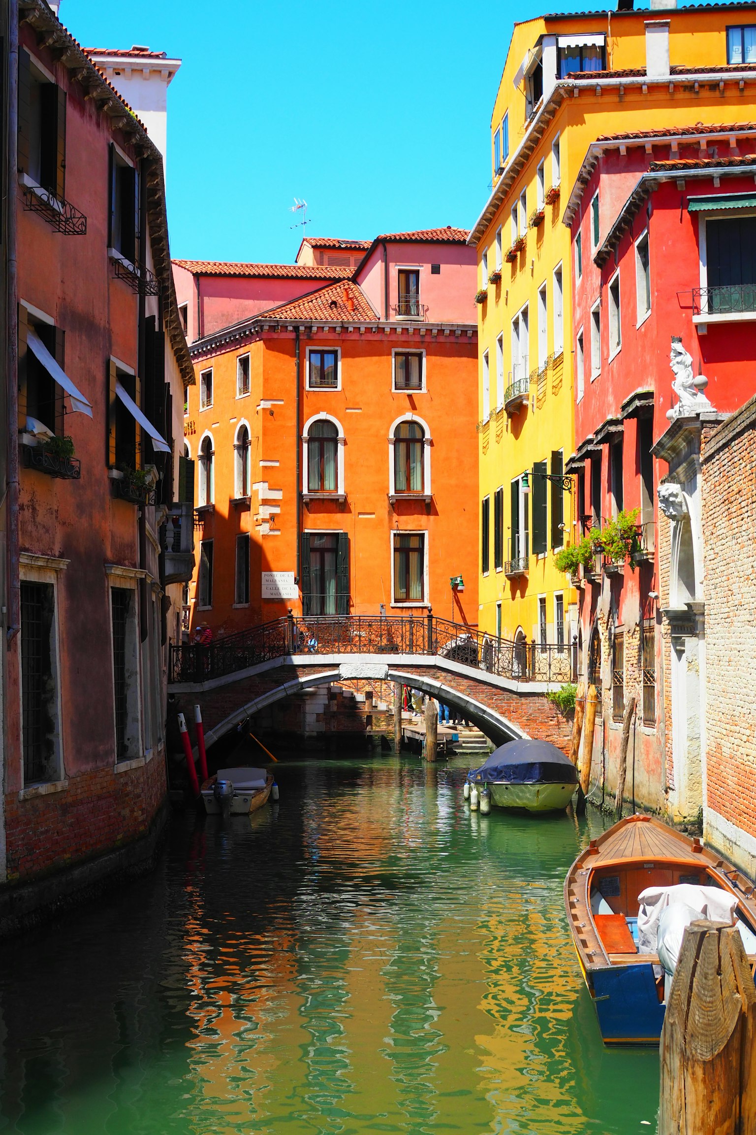 Edificios coloridos y paisaje de canal