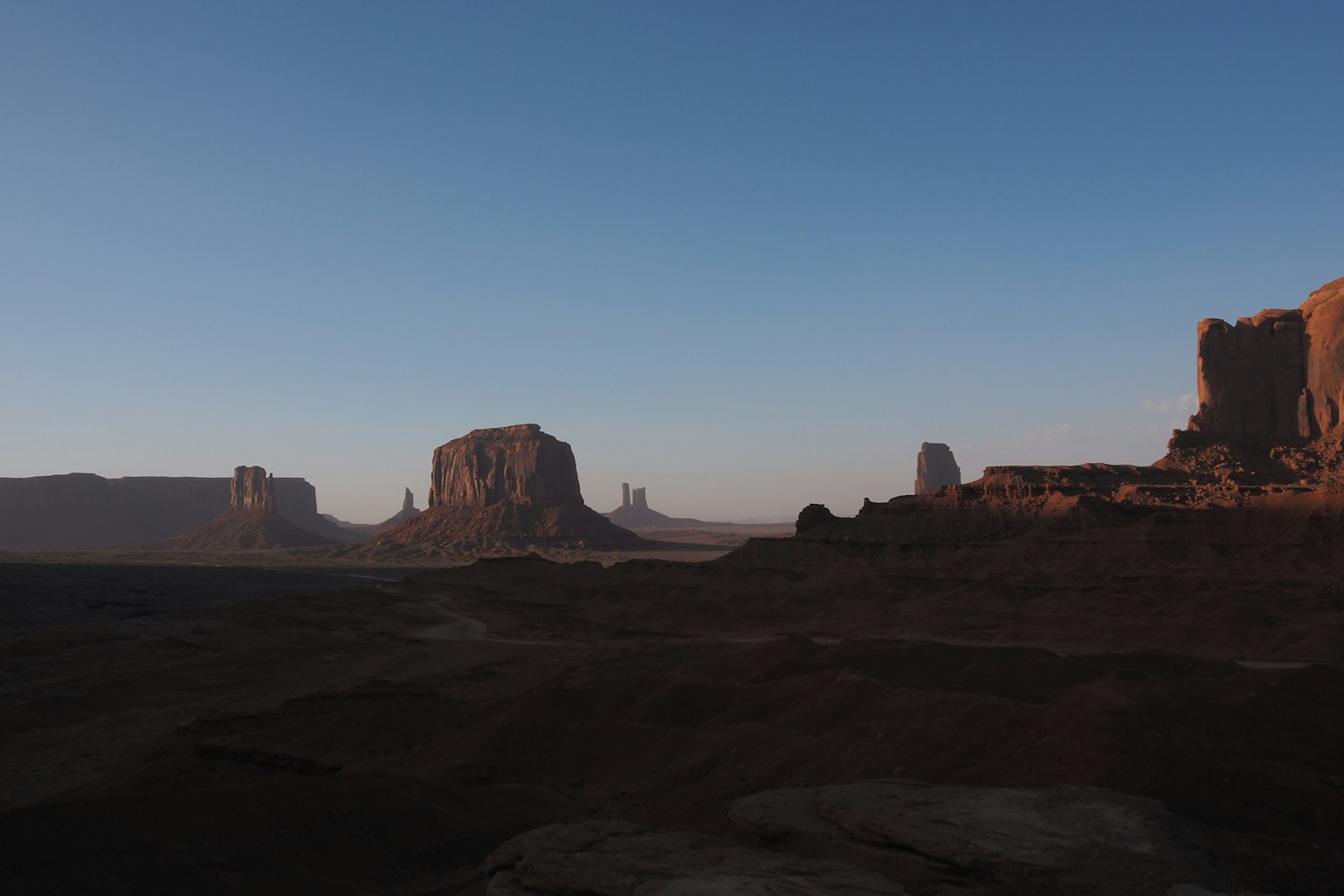 Weite Landschaft von Monument Valley mit beeindruckenden Felsformationen