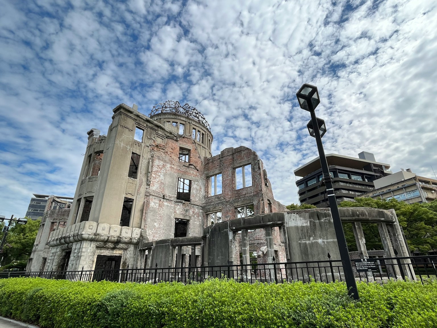 廣島和平紀念館的歷史遺跡和藍天