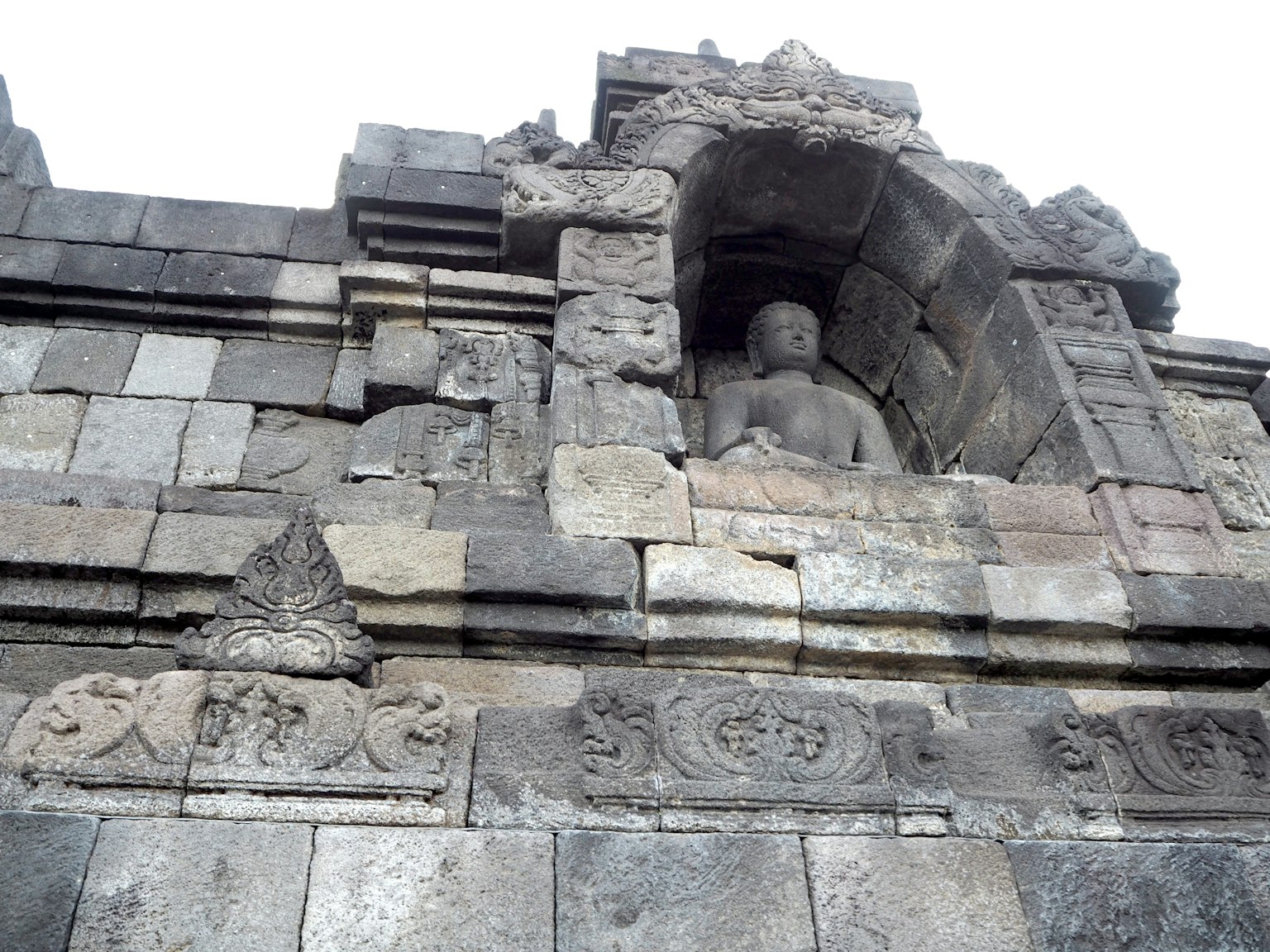 Structure en pierre du temple de Borobudur avec une statue de Bouddha visible