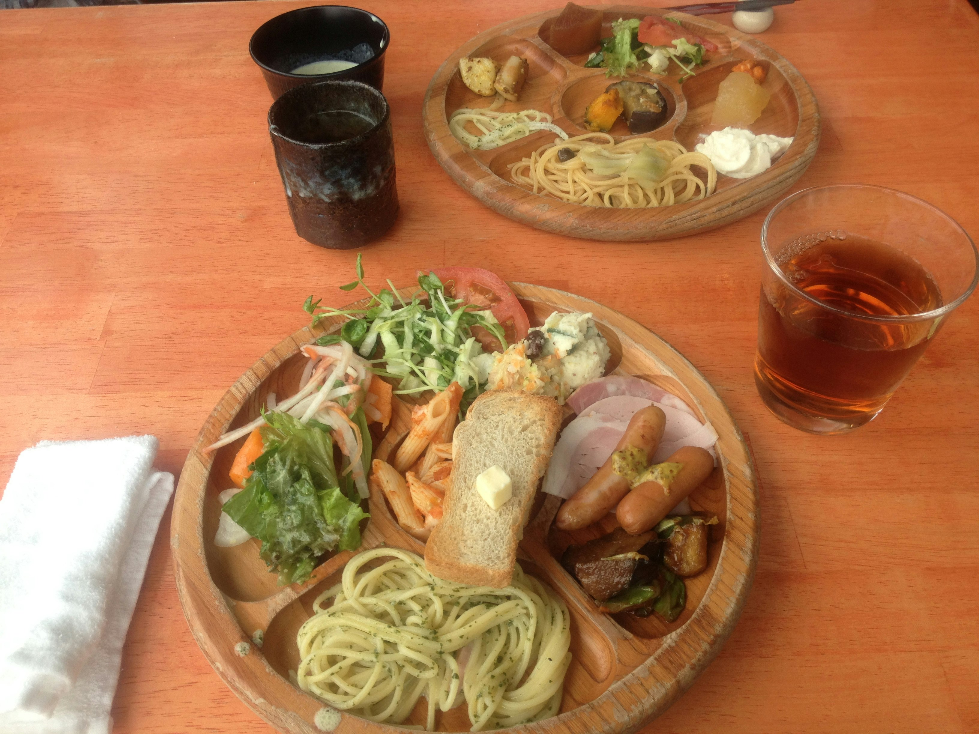 sandwiches et pâtes sur une table en bois avec une boisson