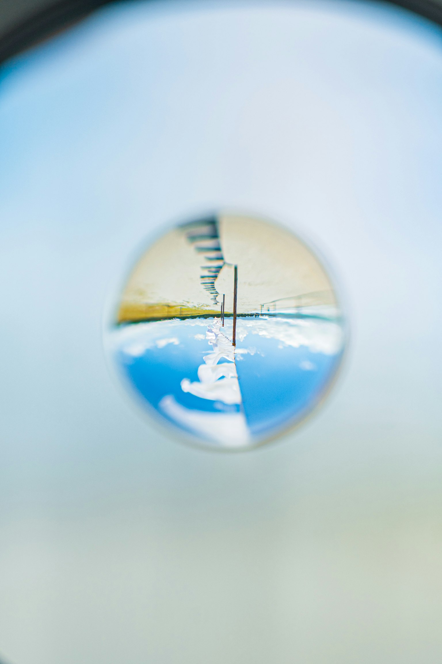Vista attraverso una lente che mostra un paesaggio riflesso sull'acqua