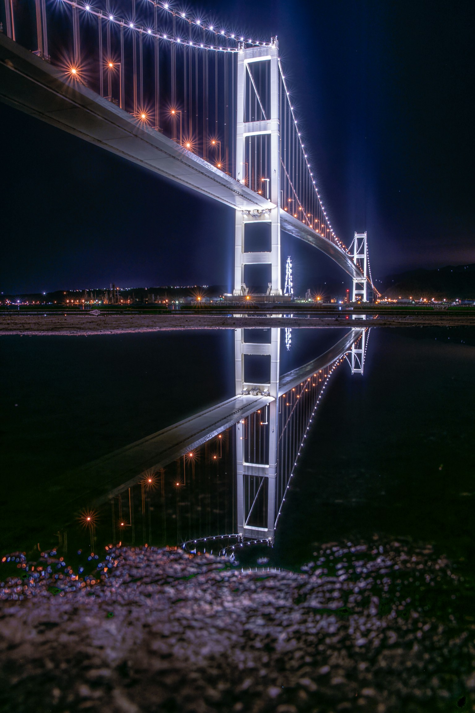 Ponte illuminato di notte con riflesso bellissimo