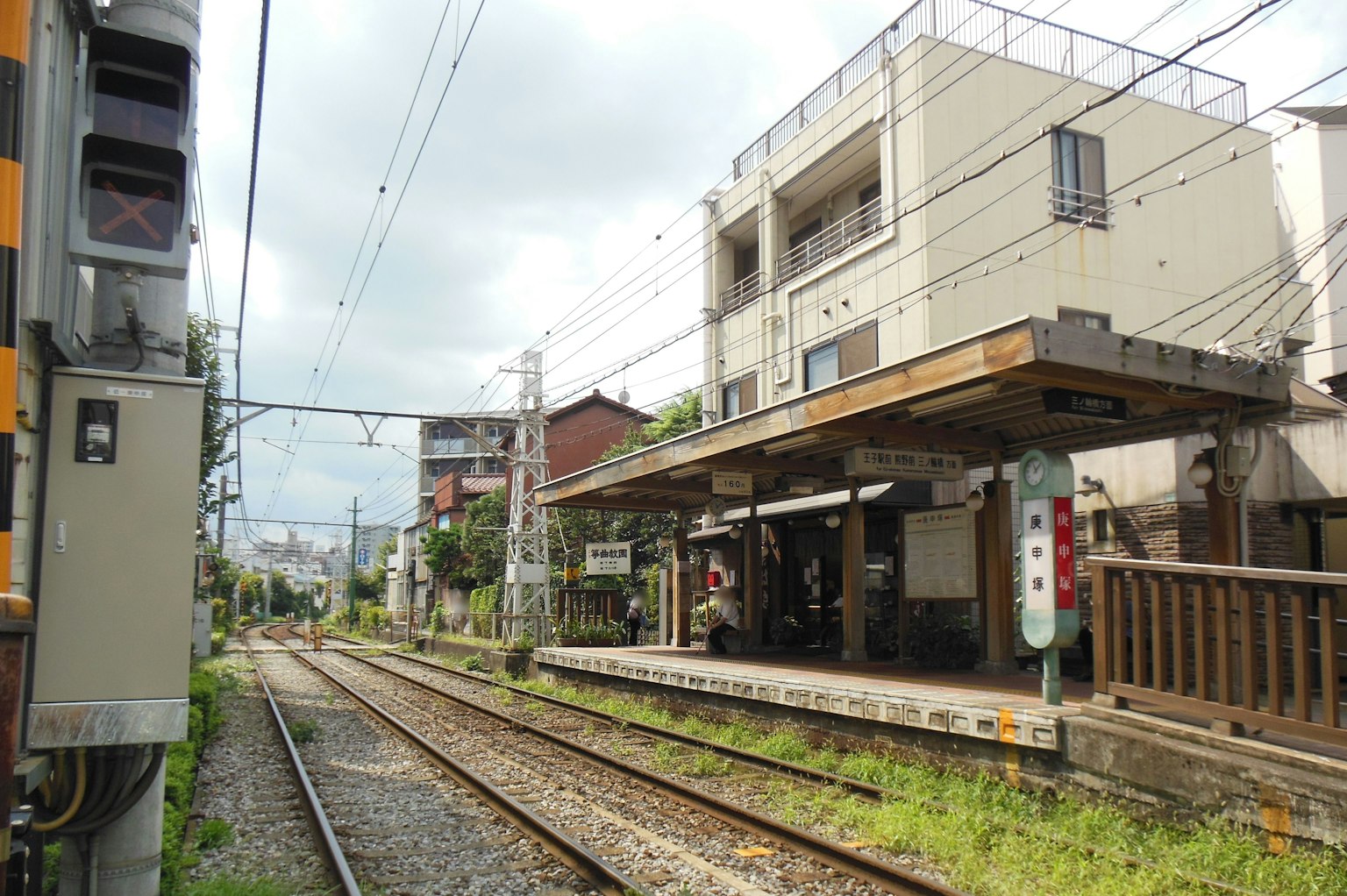 ทิวทัศน์ของสถานีที่เงียบสงบพร้อมรางรถไฟและอาคารรอบข้าง