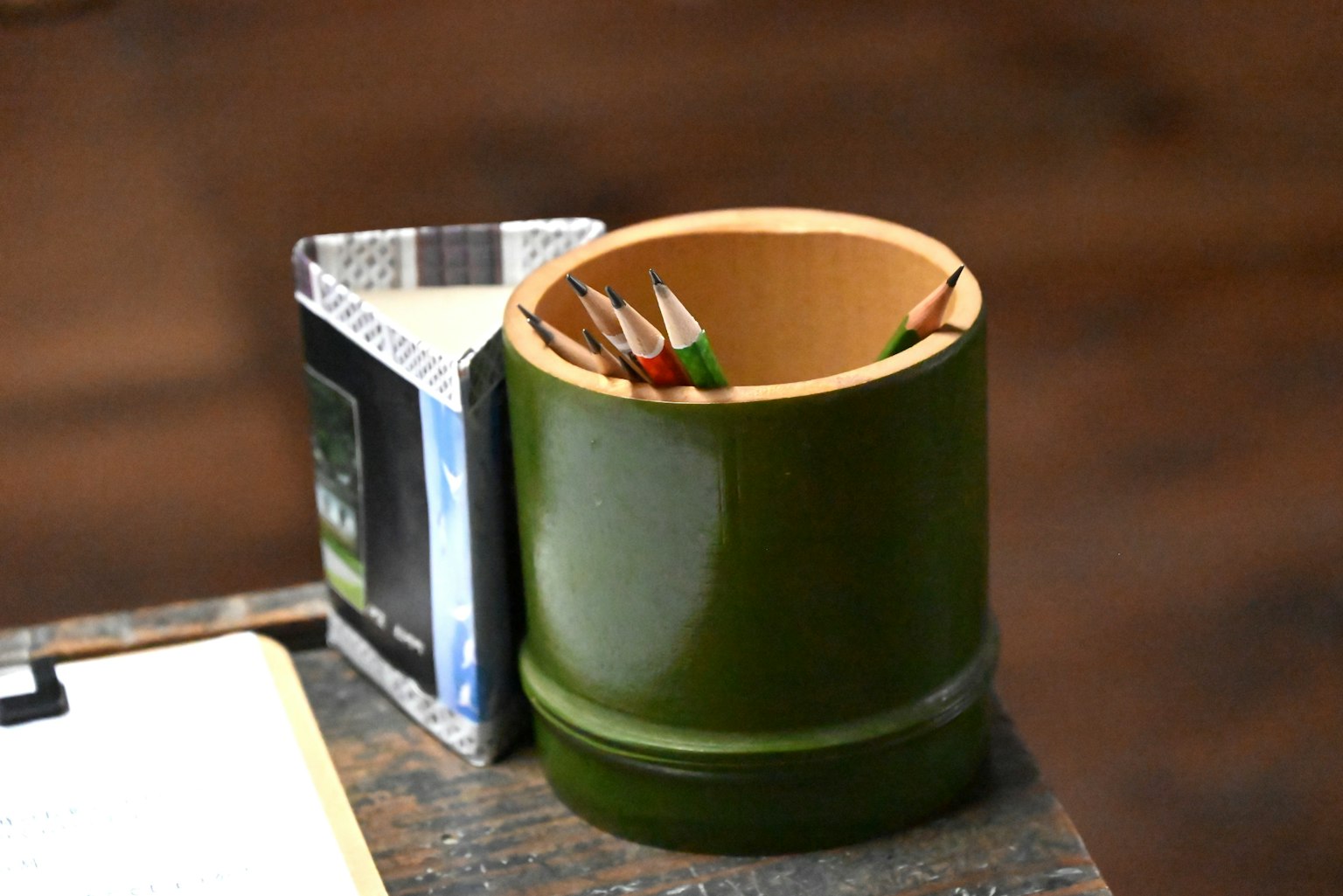 Porte-crayon en bambou vert avec des crayons de couleur et un bloc-notes carré