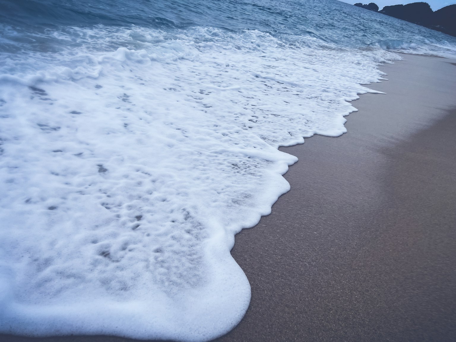 Olas rompiendo en una playa de arena