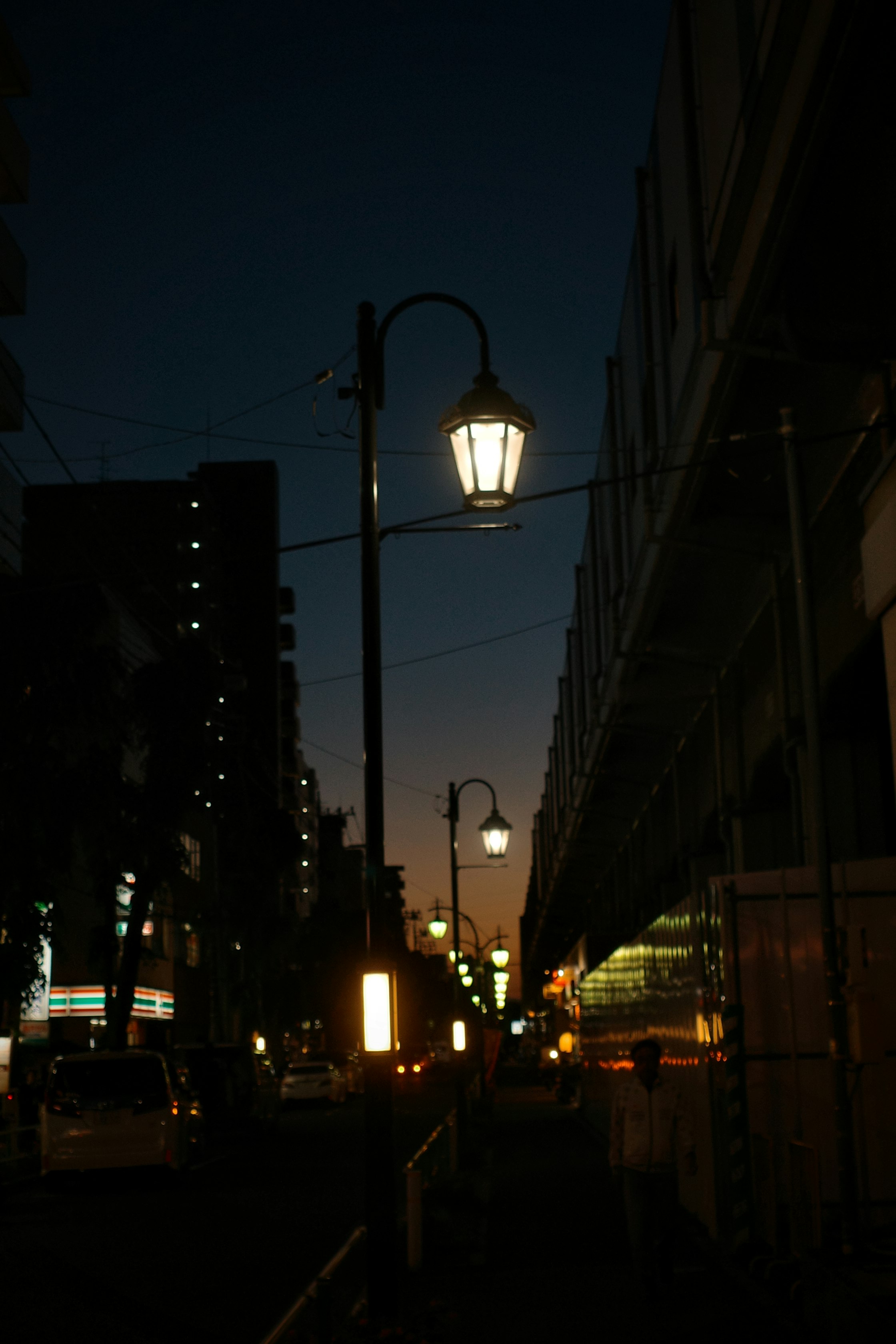 夜の街路灯が並ぶ都市の通り