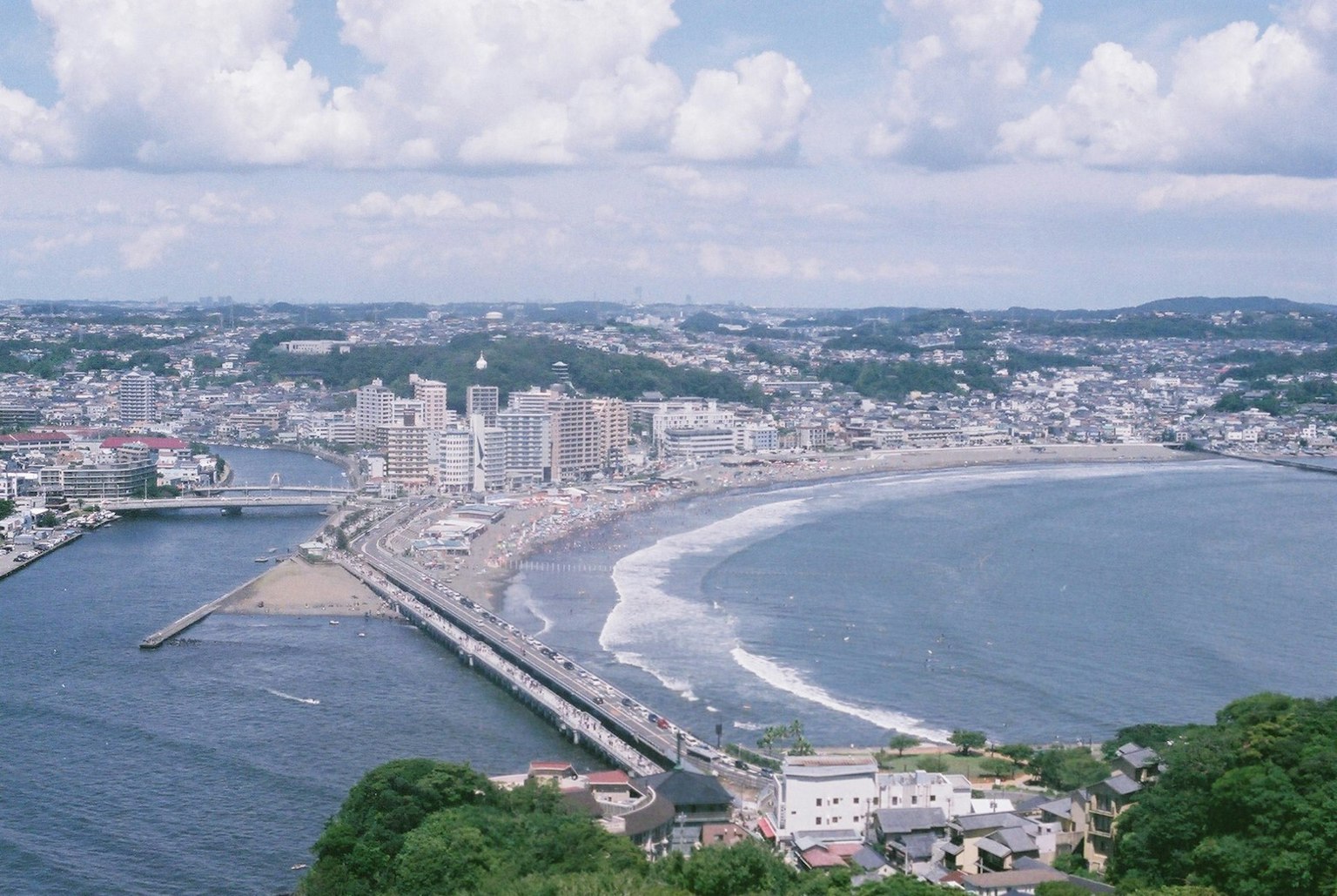 海滨城市风景，蓝天和云朵