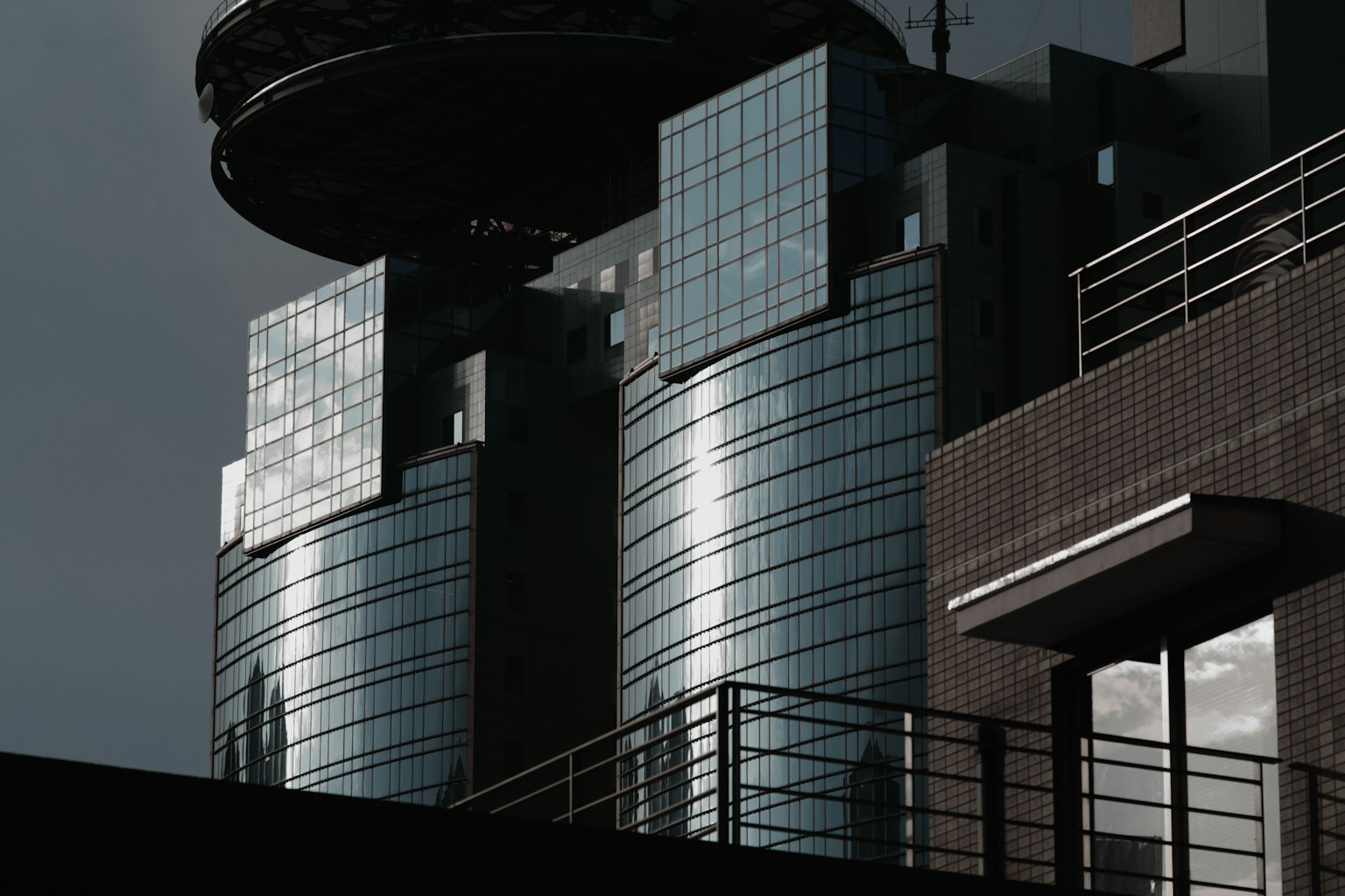 ลักษณะภายนอกของอาคารอนาคต ผนังกระจกเงาและโครงสร้าง