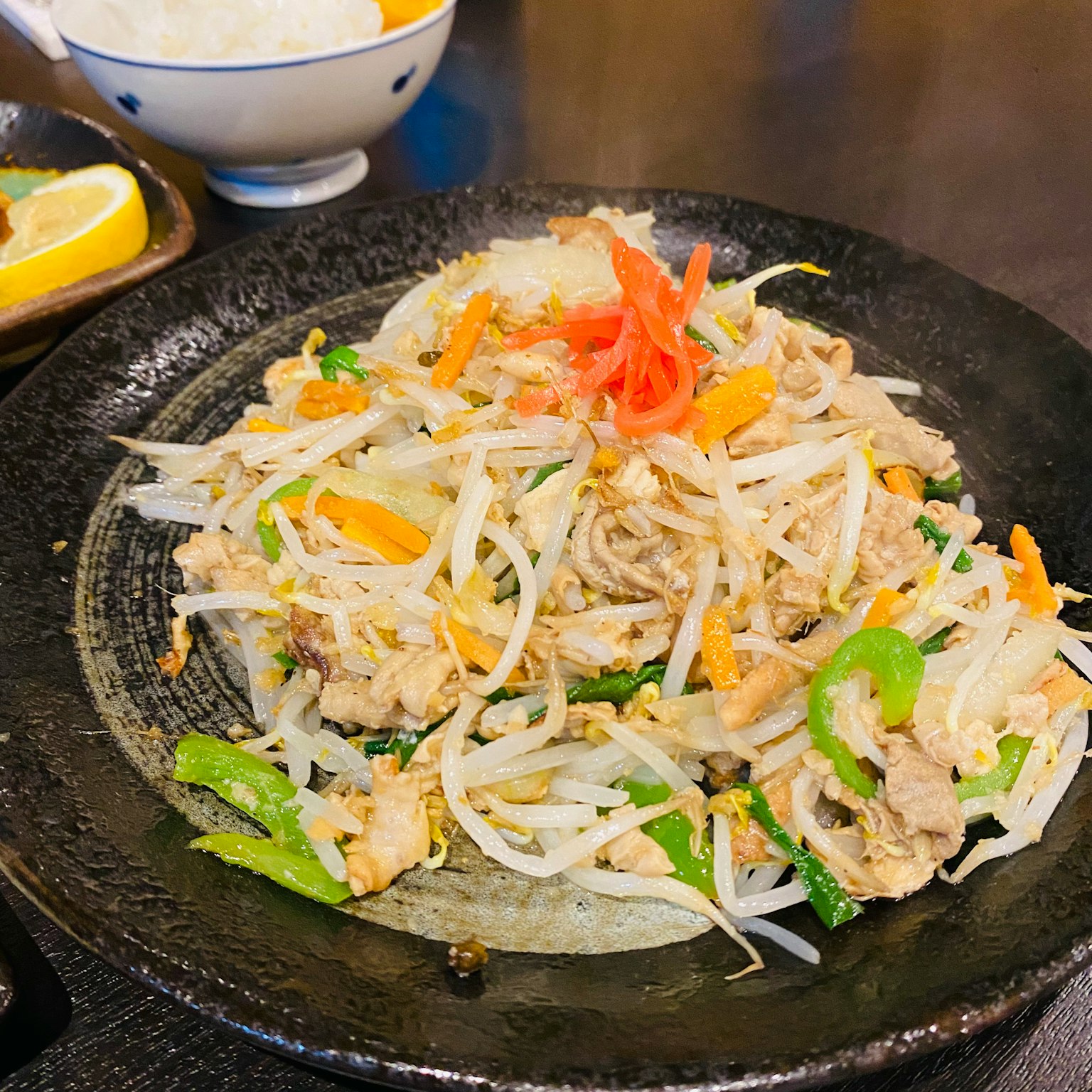 Pfanne mit Gemüse und Fleisch