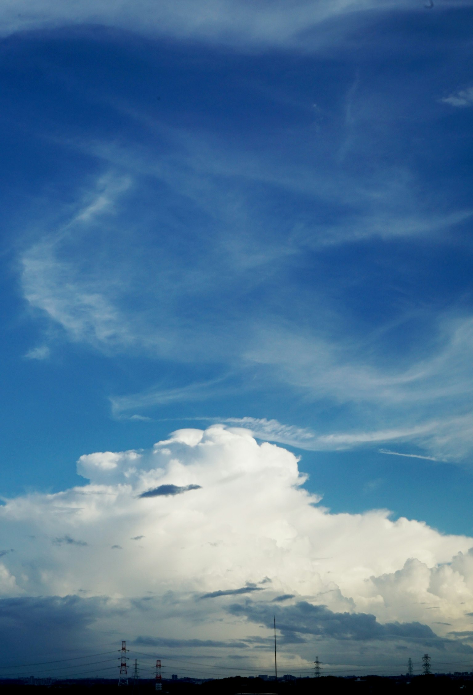 Bellissima scena di nuvole bianche contro un cielo blu