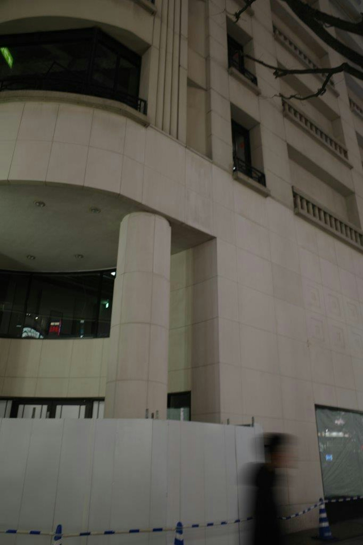 夜间现代建筑的外观，有人走过
