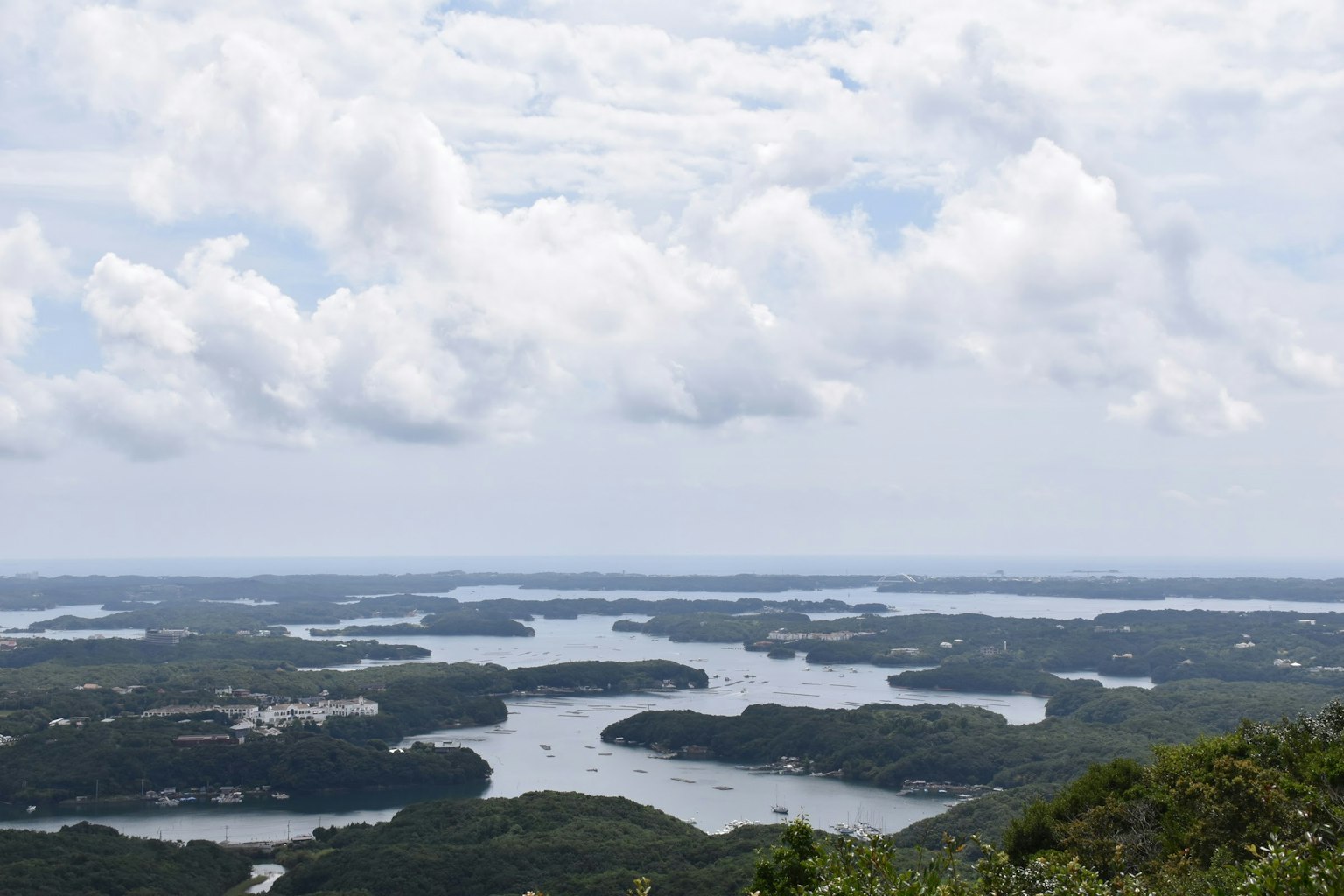 ทิวทัศน์ที่สวยงามของเกาะสีเขียวและทะเลสาบใต้ท้องฟ้าหมอกคลุ้ม