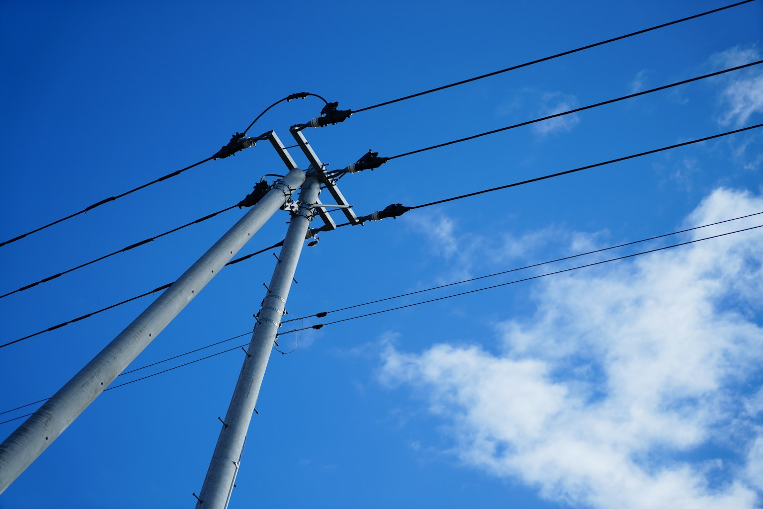 藍天背景下的電柱和電線的景觀