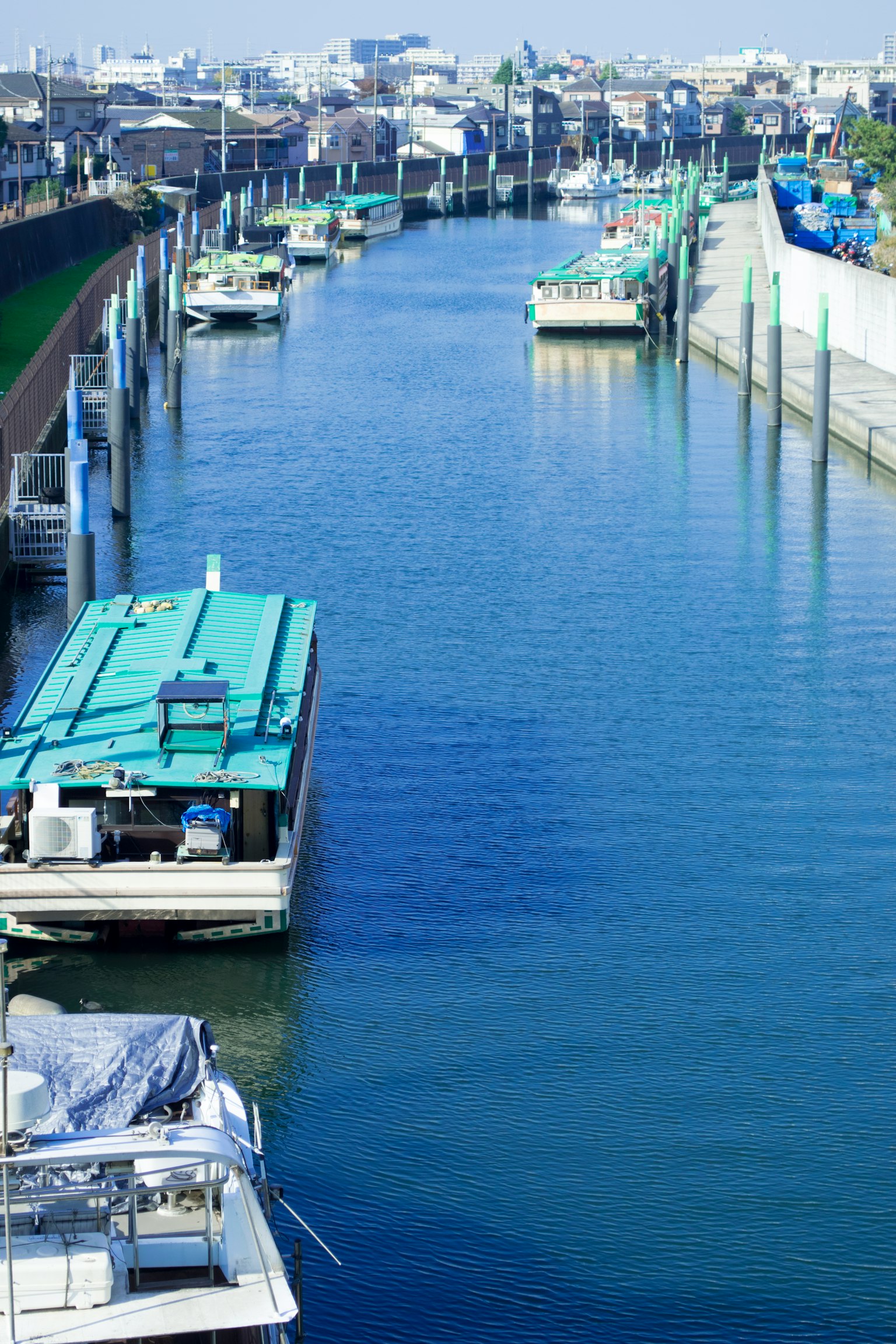 Boote in einem blauen Wasserweg mit einer ruhigen Landschaft