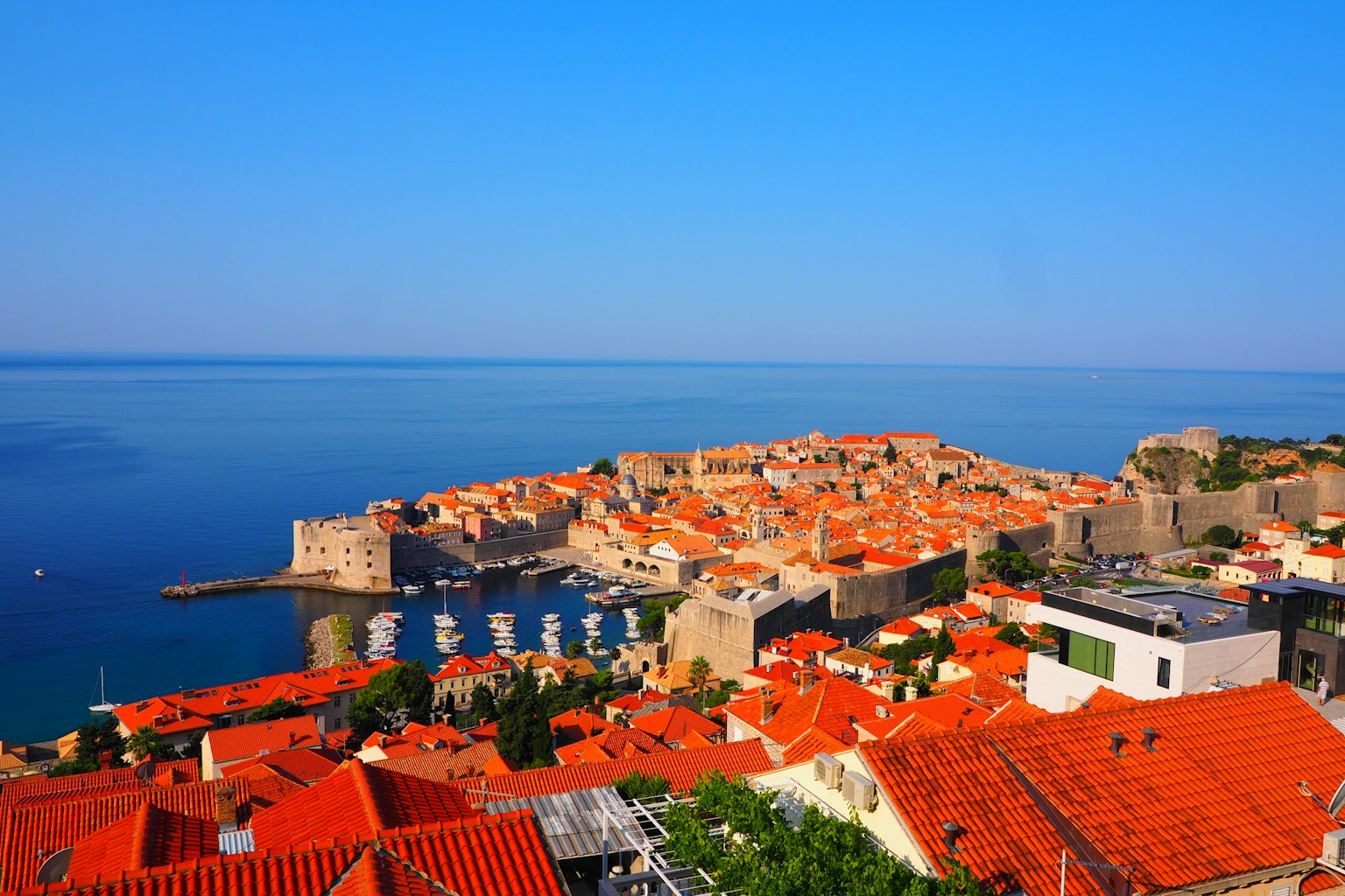 Bella vista di Dubrovnik con case a tetto rosso che si affacciano sul mare blu