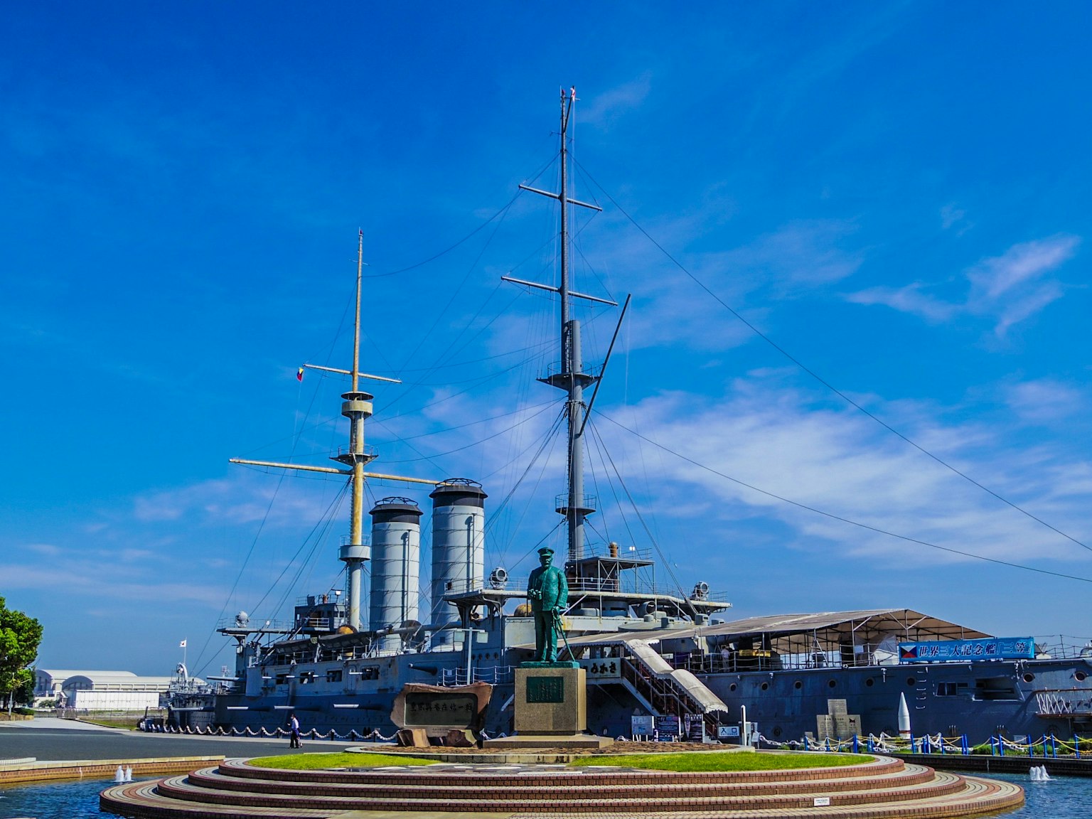 Acorazado bajo un cielo azul con monumento circundante
