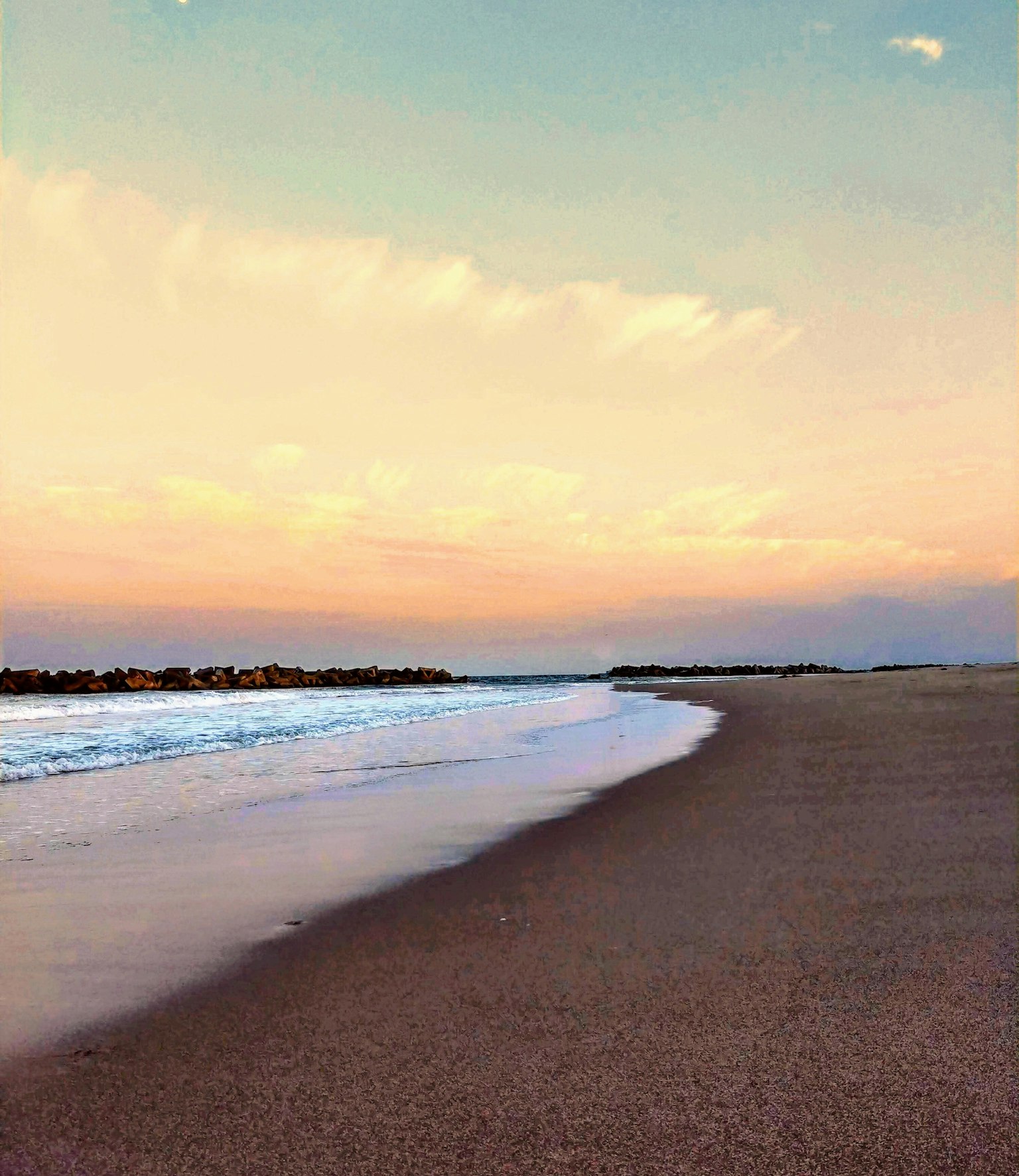 Línea de costa tranquila con un hermoso cielo al atardecer