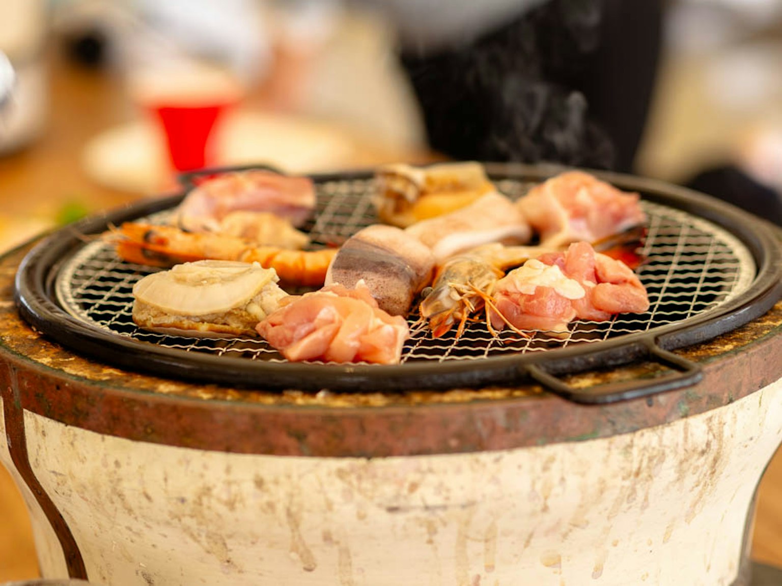 Verschiedene Fleischstücke grillen auf einem Holzkohlegrill