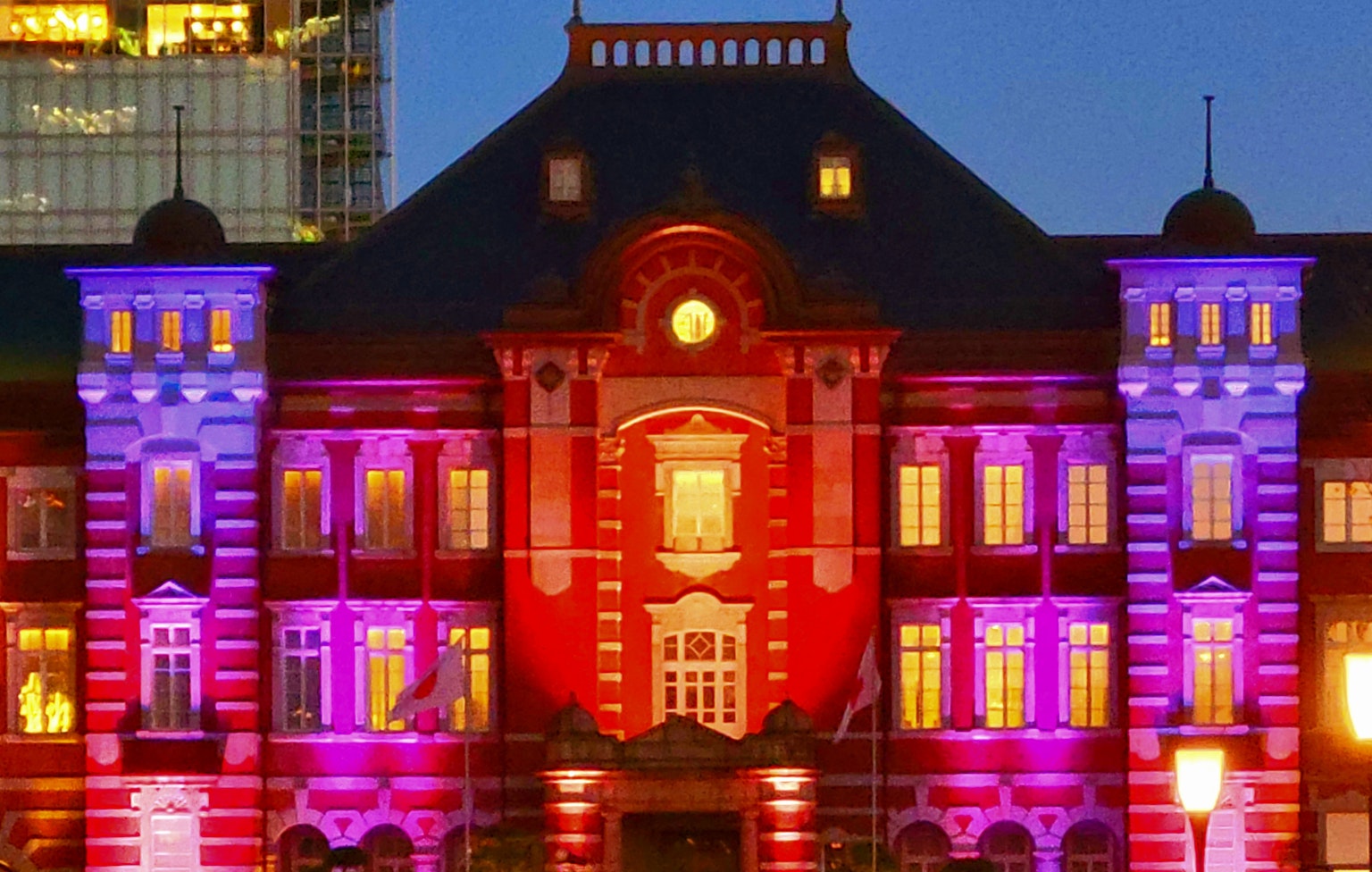 东京站夜间美丽的灯光照明以红色和紫色为主