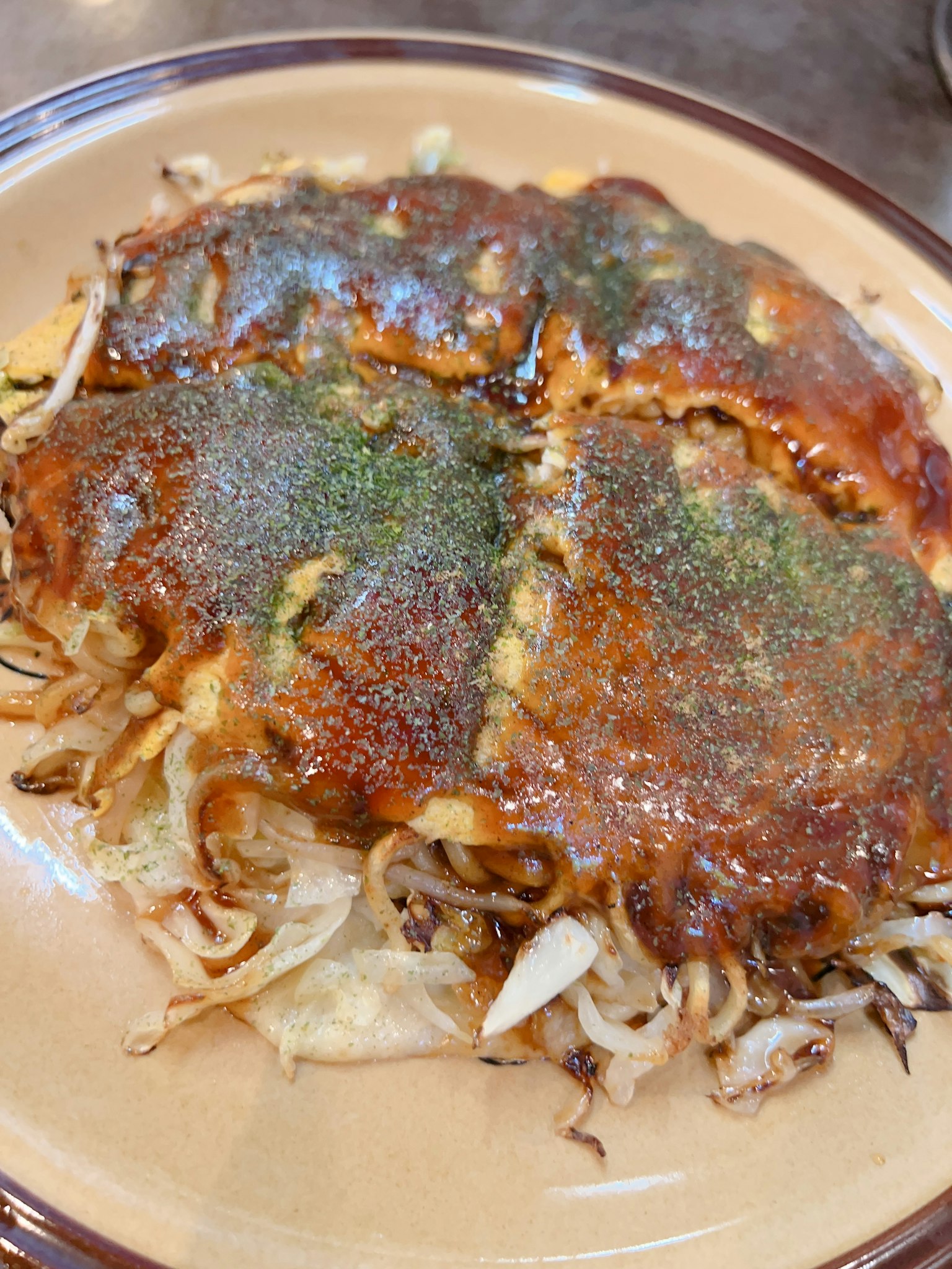 맛있는 오코노미야키 접시의 클로즈업