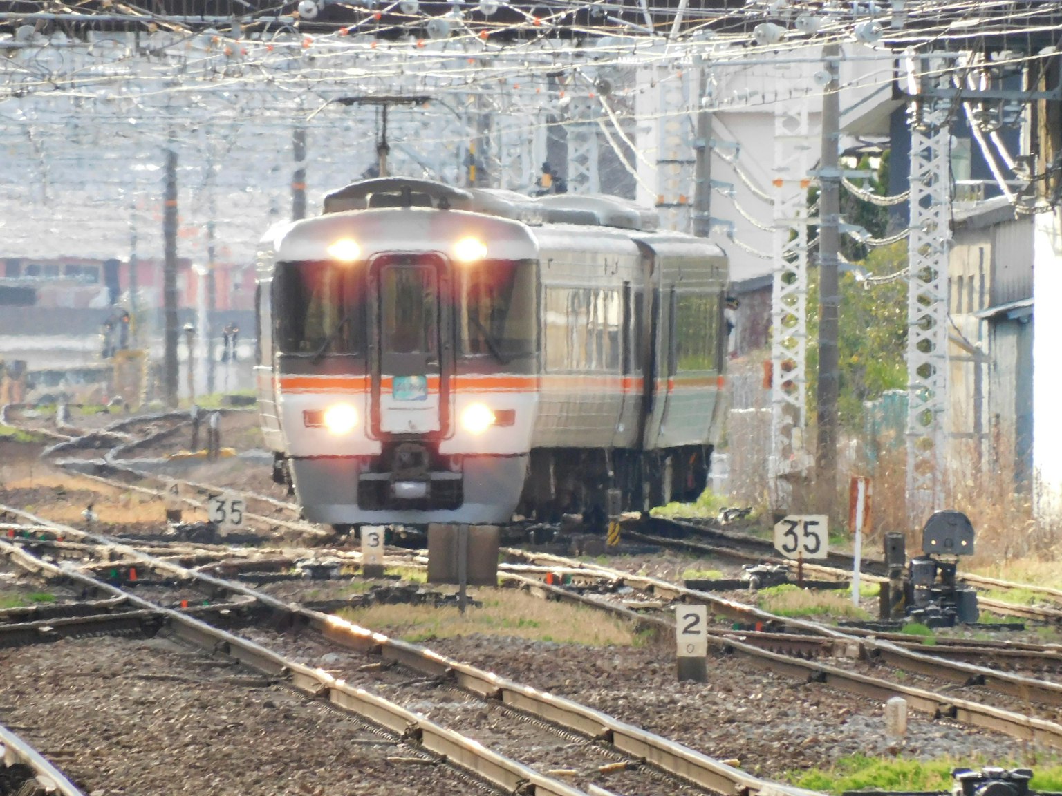 Zug auf Gleisen in einem Bahnhofsumfeld