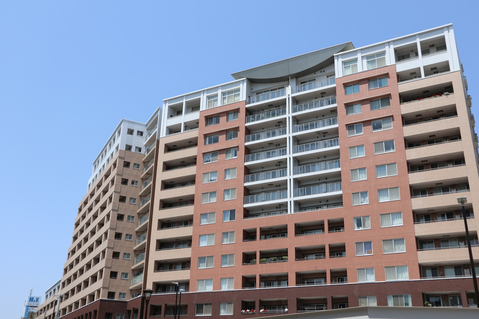 蓝天下的高层公寓建筑