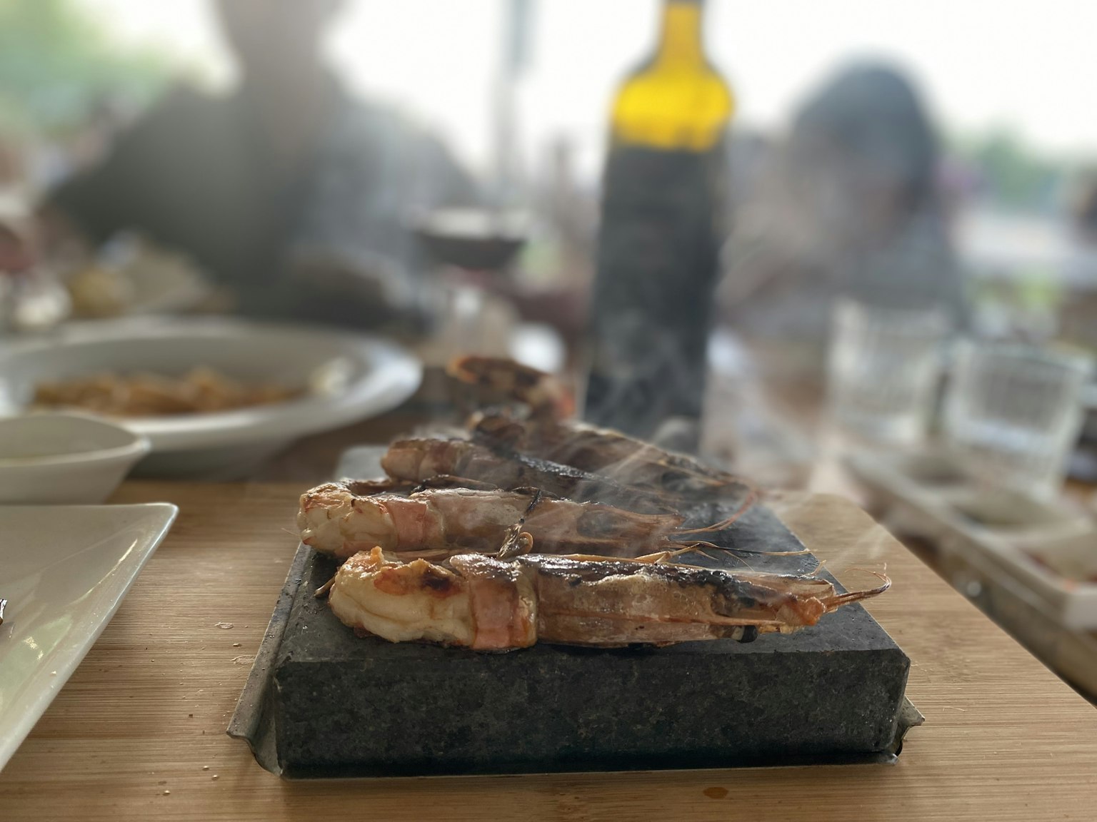 Gegrillte Fischfilets auf einem Stein mit aufsteigendem Dampf