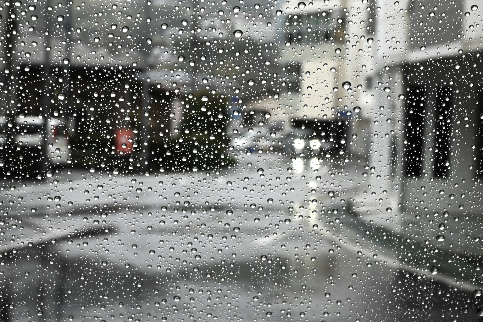 ทิวทัศน์เมืองเบลอจากหยดน้ำฝนบนกระจก