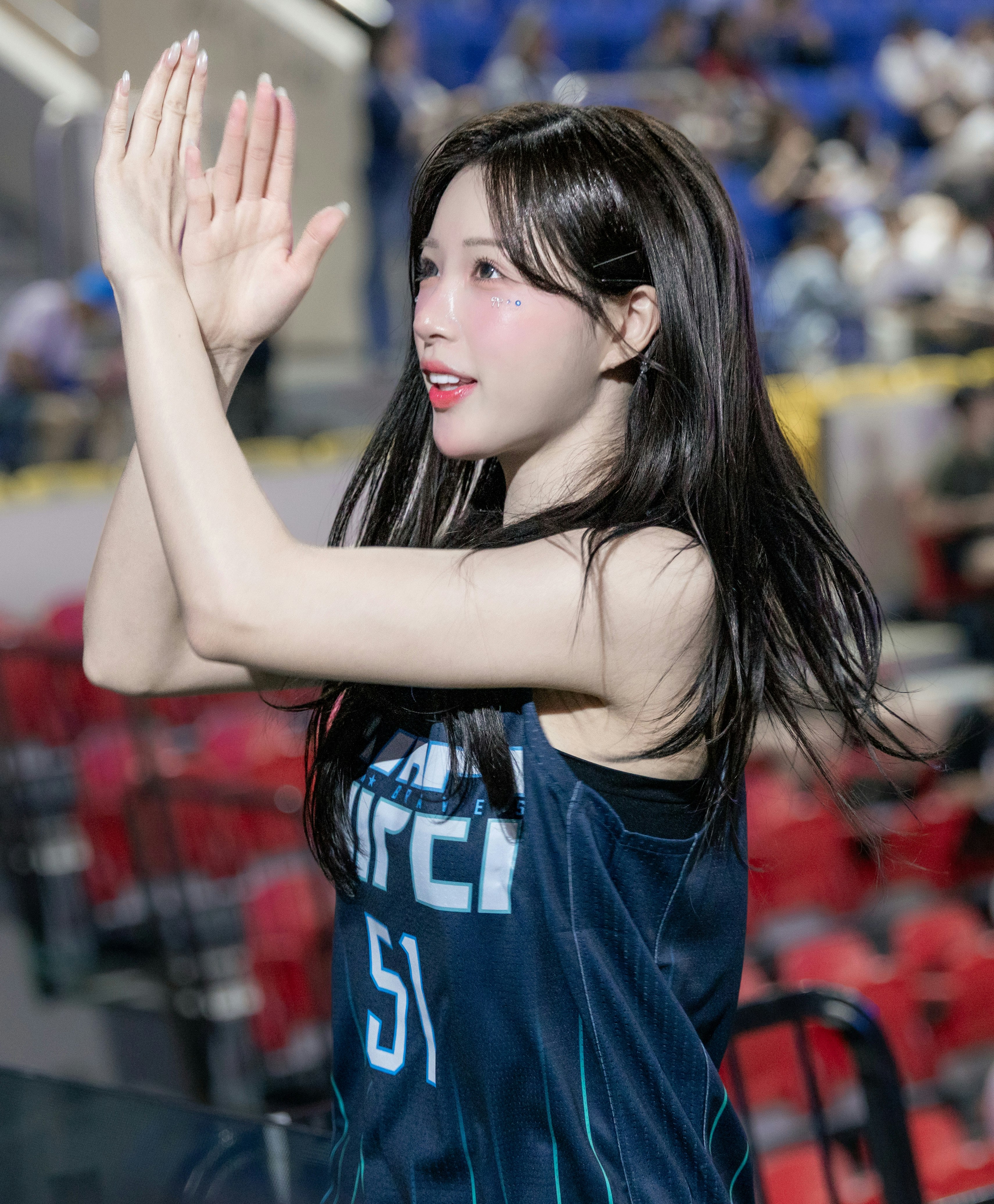 スタジアムで手を振る女性
