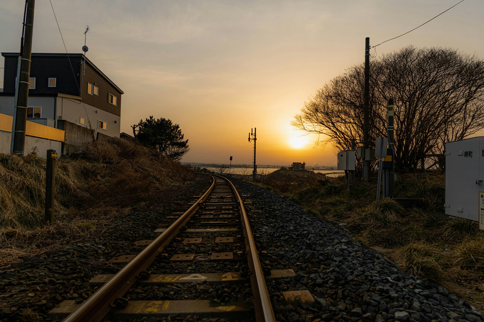 vías de tren en el campo que se extienden hacia el atardecer