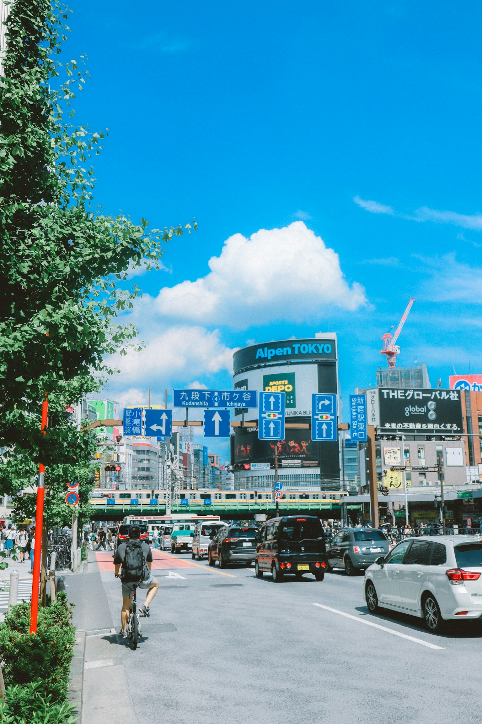 蓝天之下繁忙交通和摩天大楼的城市风景