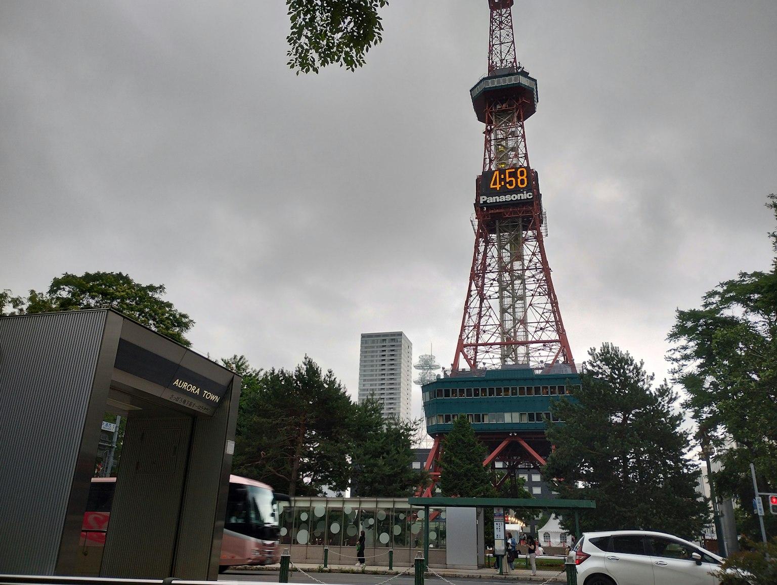 靠近大通公園的電視塔和陰雲的天空