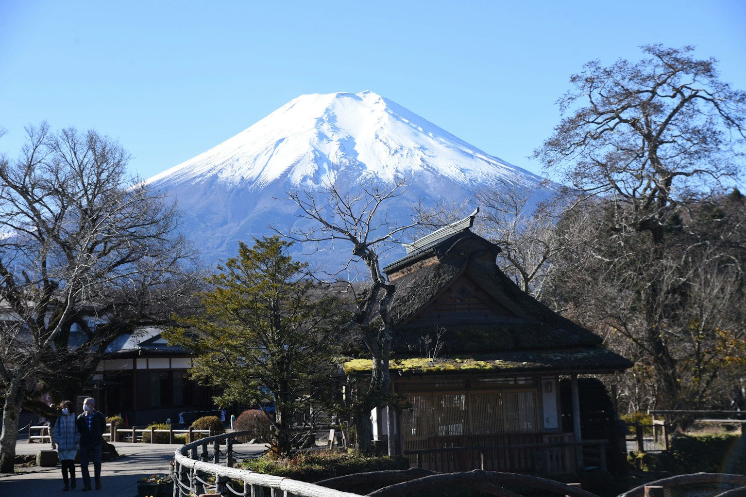 Paysage avec un bâtiment traditionnel japonais et le mont Fuji en arrière-plan