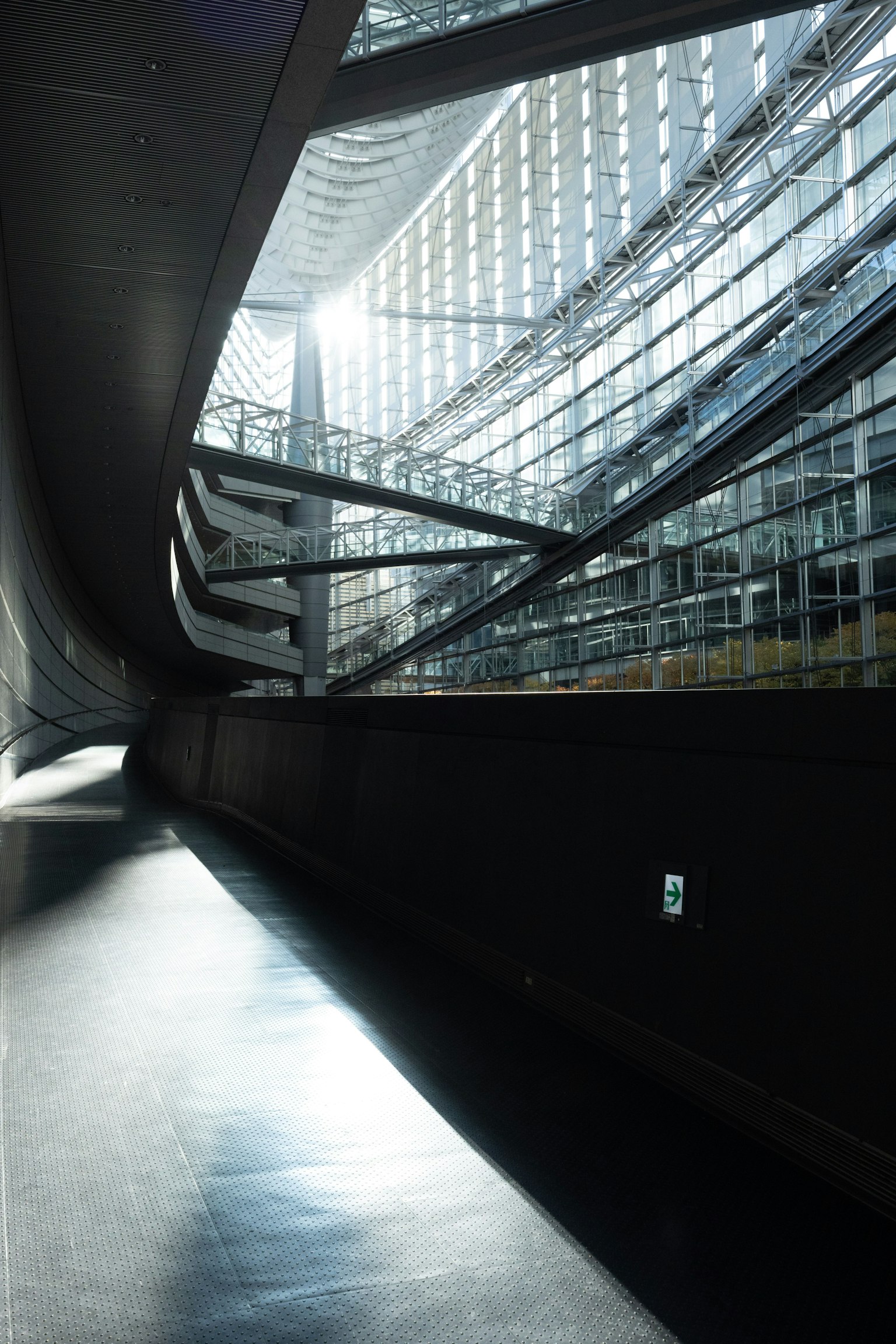 Interno architettonico futuristico con design curvo Pareti in vetro che lasciano passare la luce del sole