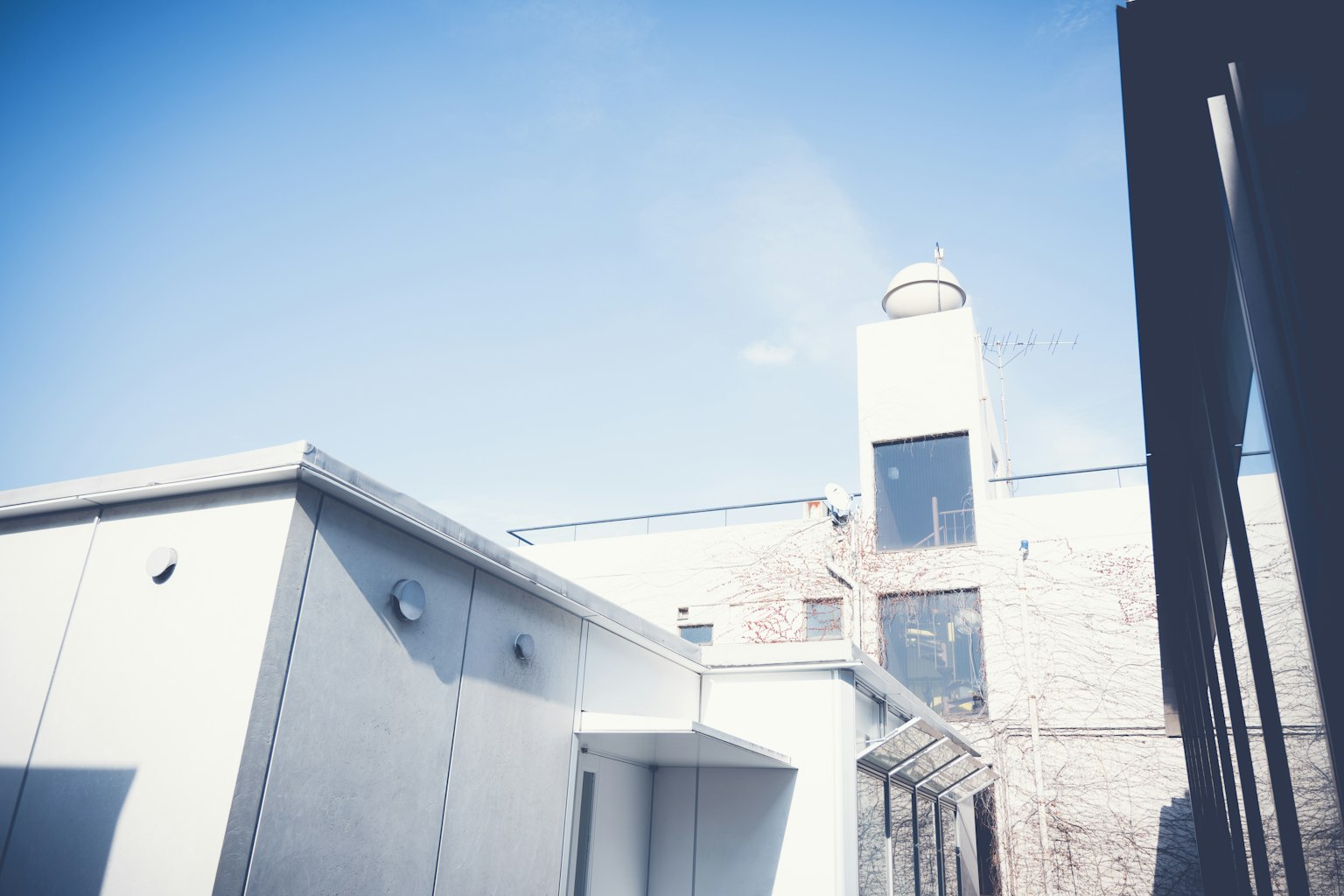 ภาพถ่ายที่แสดงหลังคาใต้ท้องฟ้าสีฟ้าสดใส