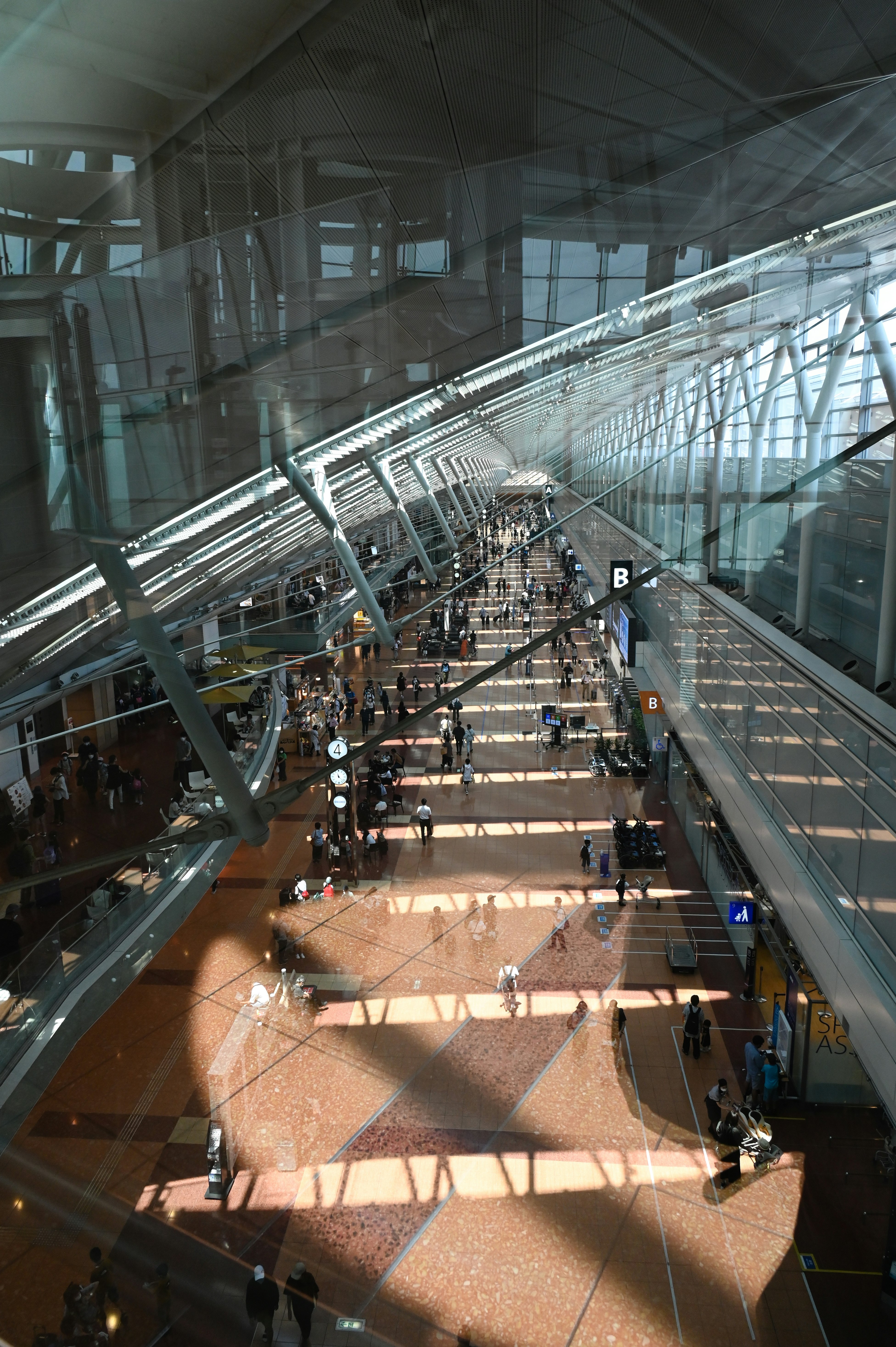 Innenraum einer großen Forschungsanlage mit Versuchsausrüstung
