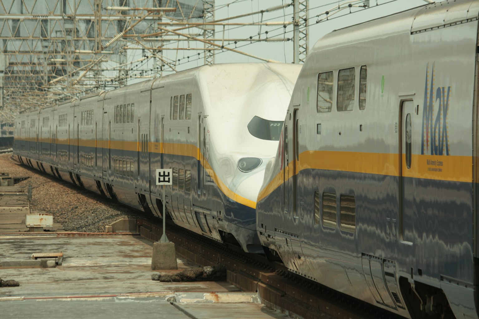 停靠的新幹線列車，具有獨特的設計和色彩方案