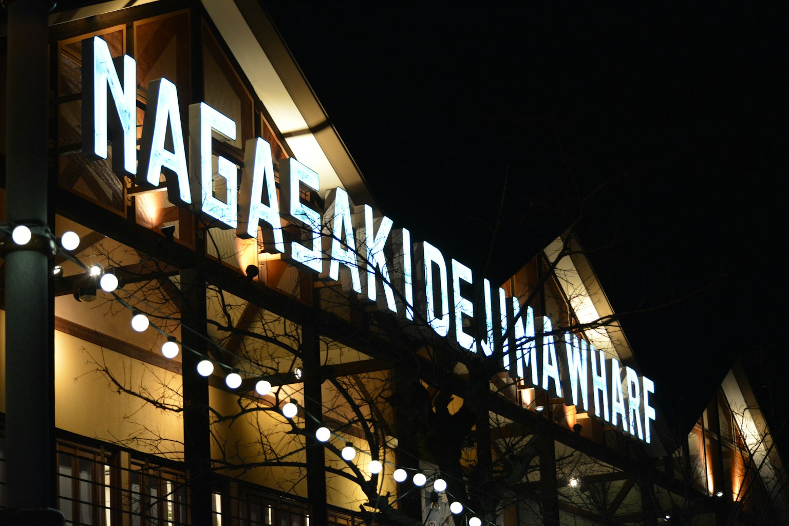 Pemandangan malam Dermaga Dejima Nagasaki dengan tanda yang menyala