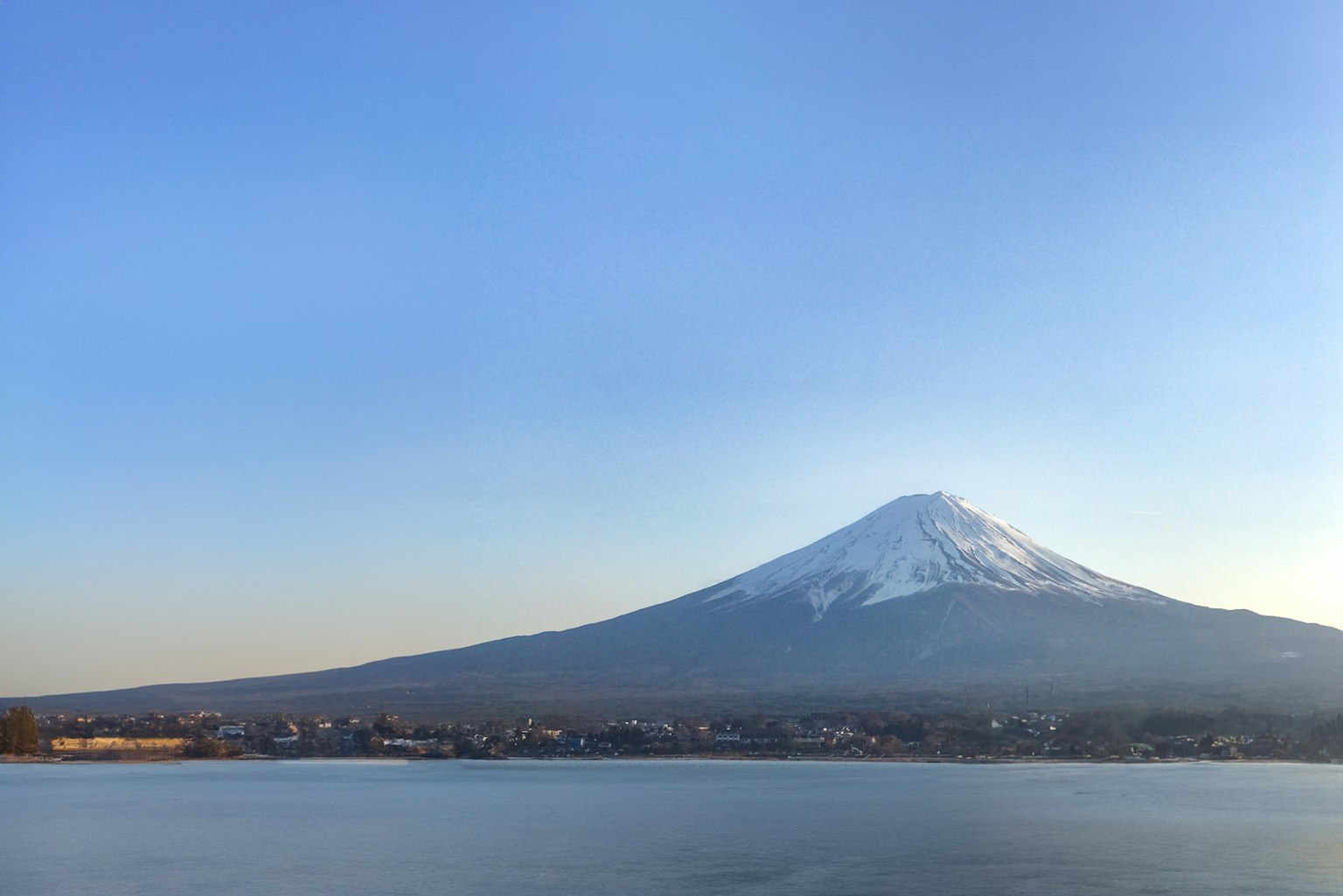 Vista panoramica del monte Fuji con un lago tranquillo