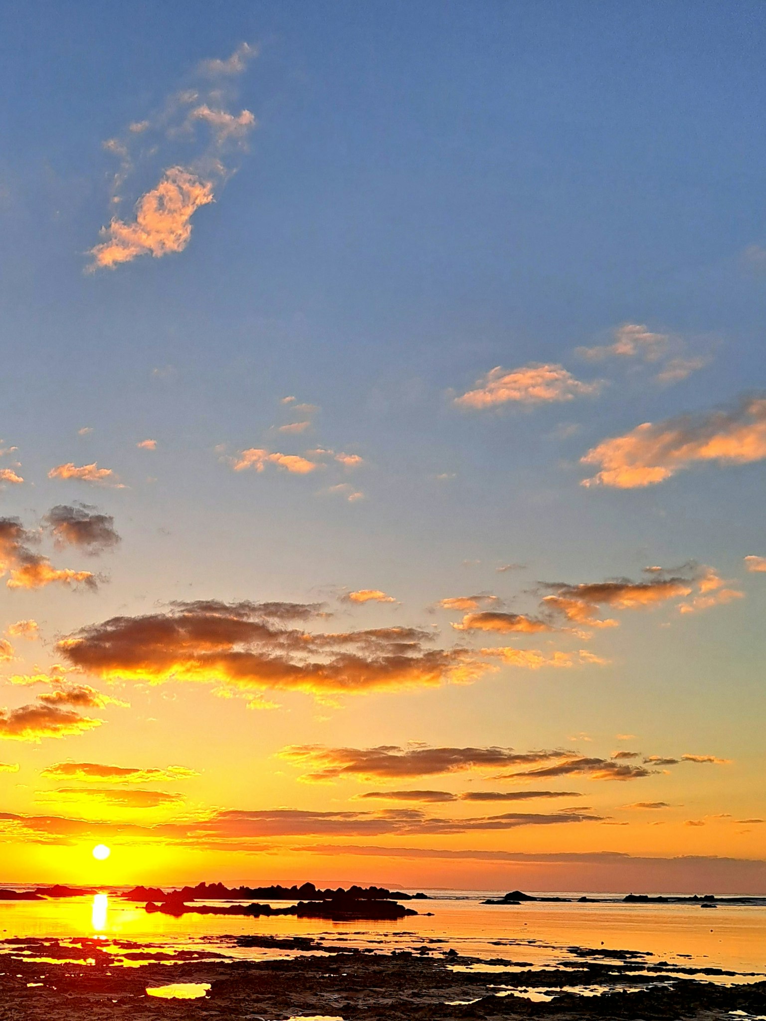 Bellissimo paesaggio del tramonto sull'oceano con cielo arancione e blu vivace